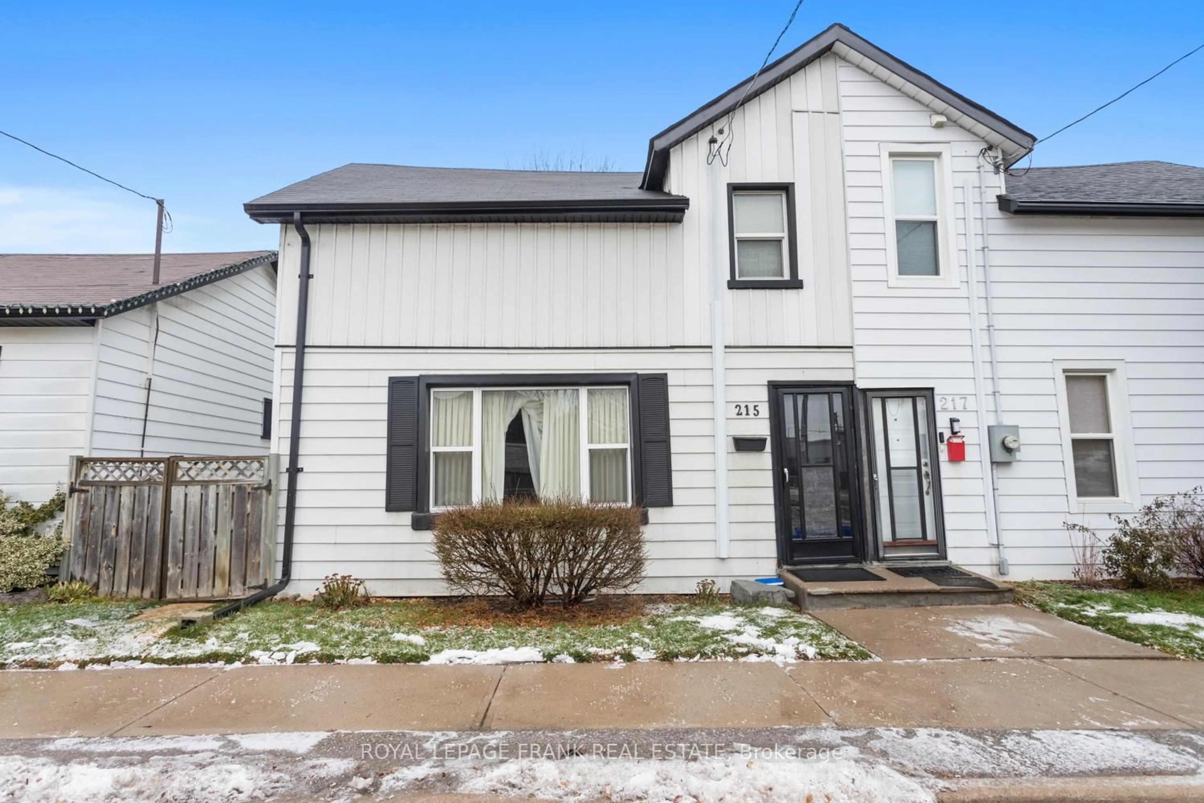 Home with vinyl exterior material, street for 215 Celina St, Oshawa Ontario L1H 4N7