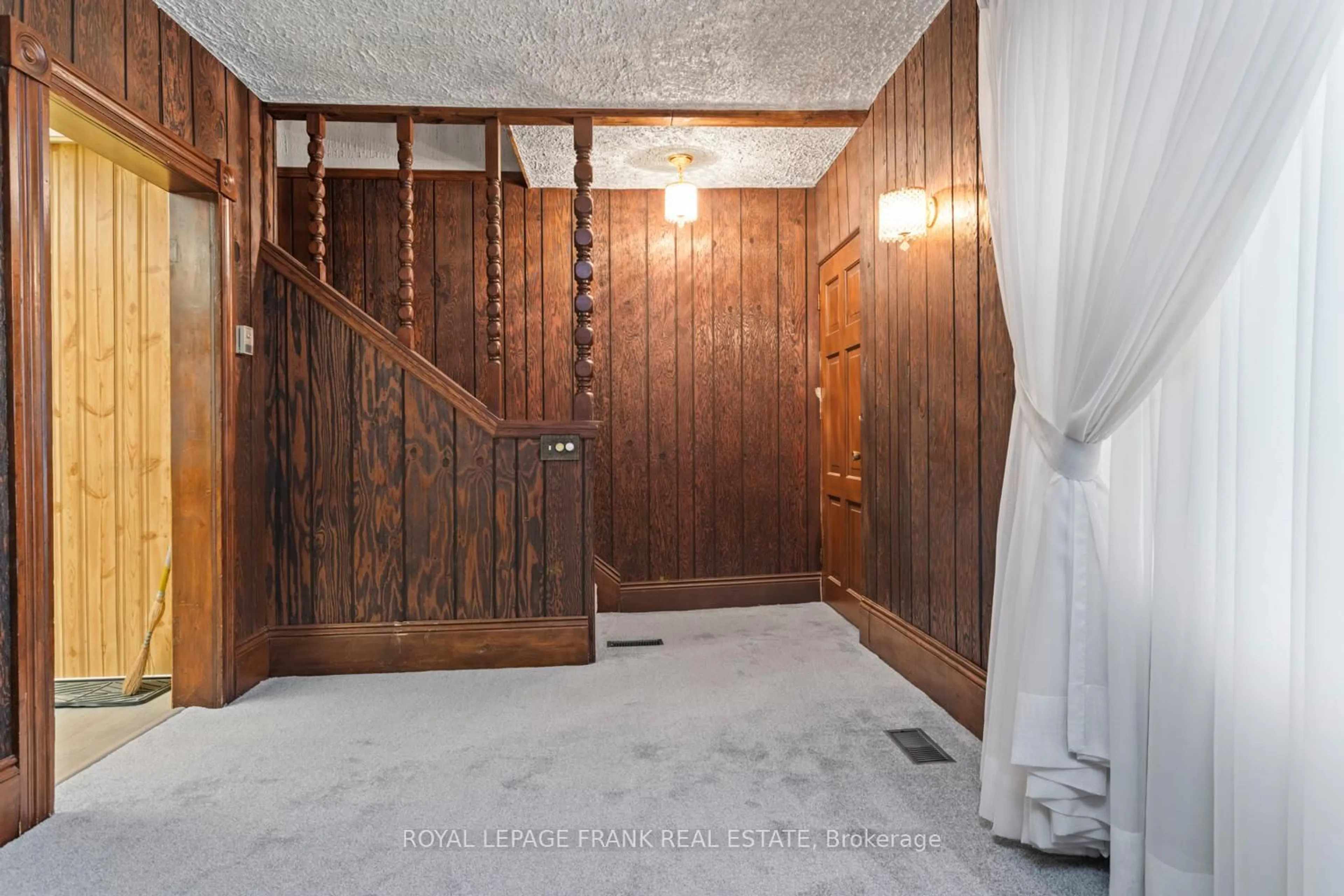 Indoor foyer for 215 Celina St, Oshawa Ontario L1H 4N7