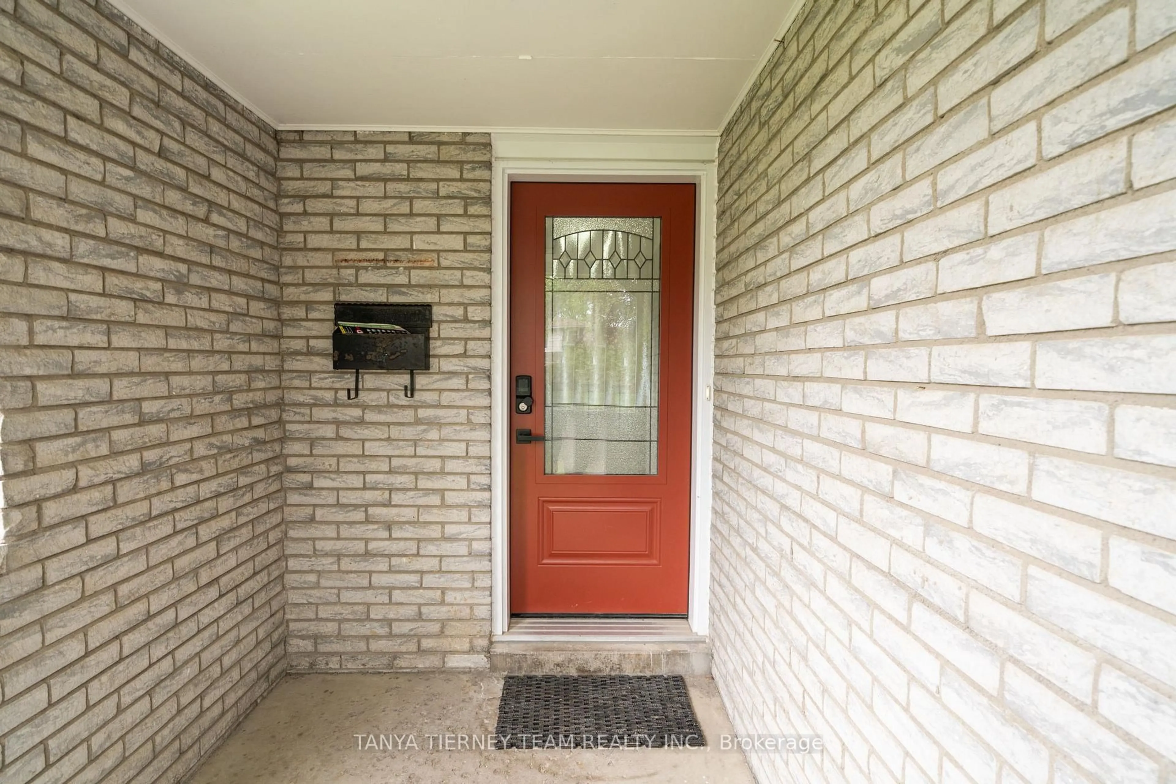 Indoor entryway for 728 Bermuda Ave, Oshawa Ontario L1J 6A8