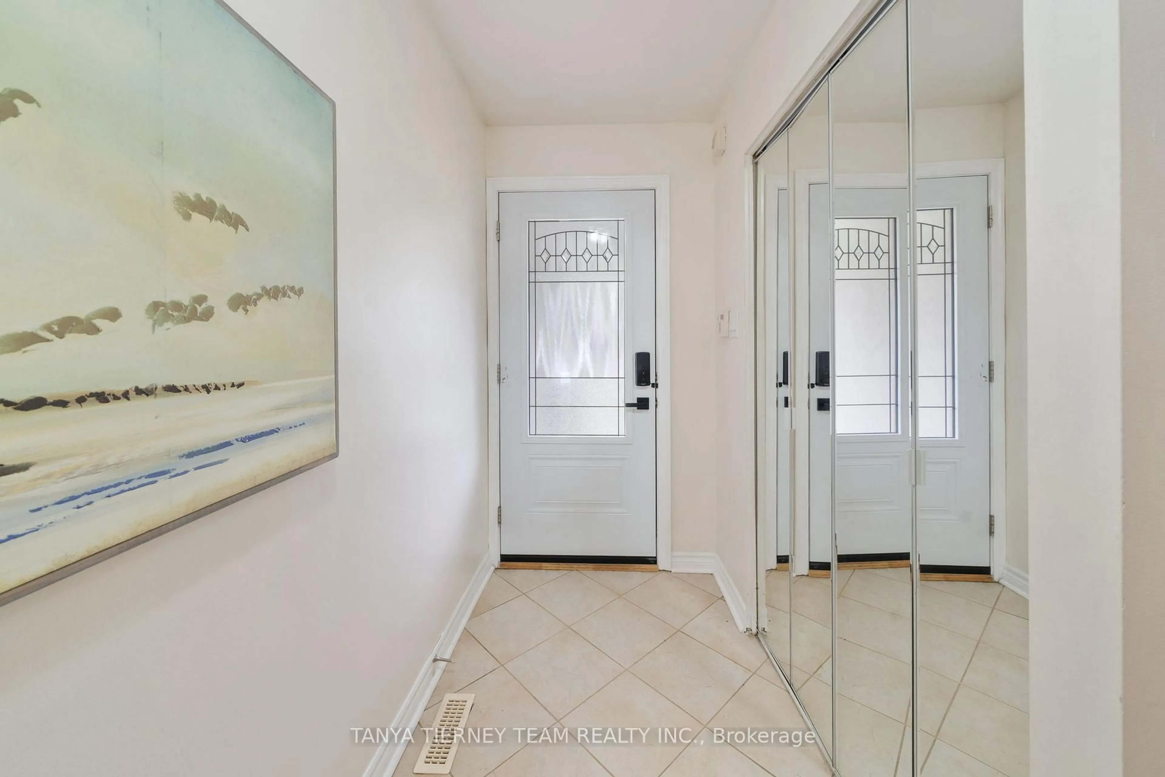 Indoor entryway for 728 Bermuda Ave, Oshawa Ontario L1J 6A8