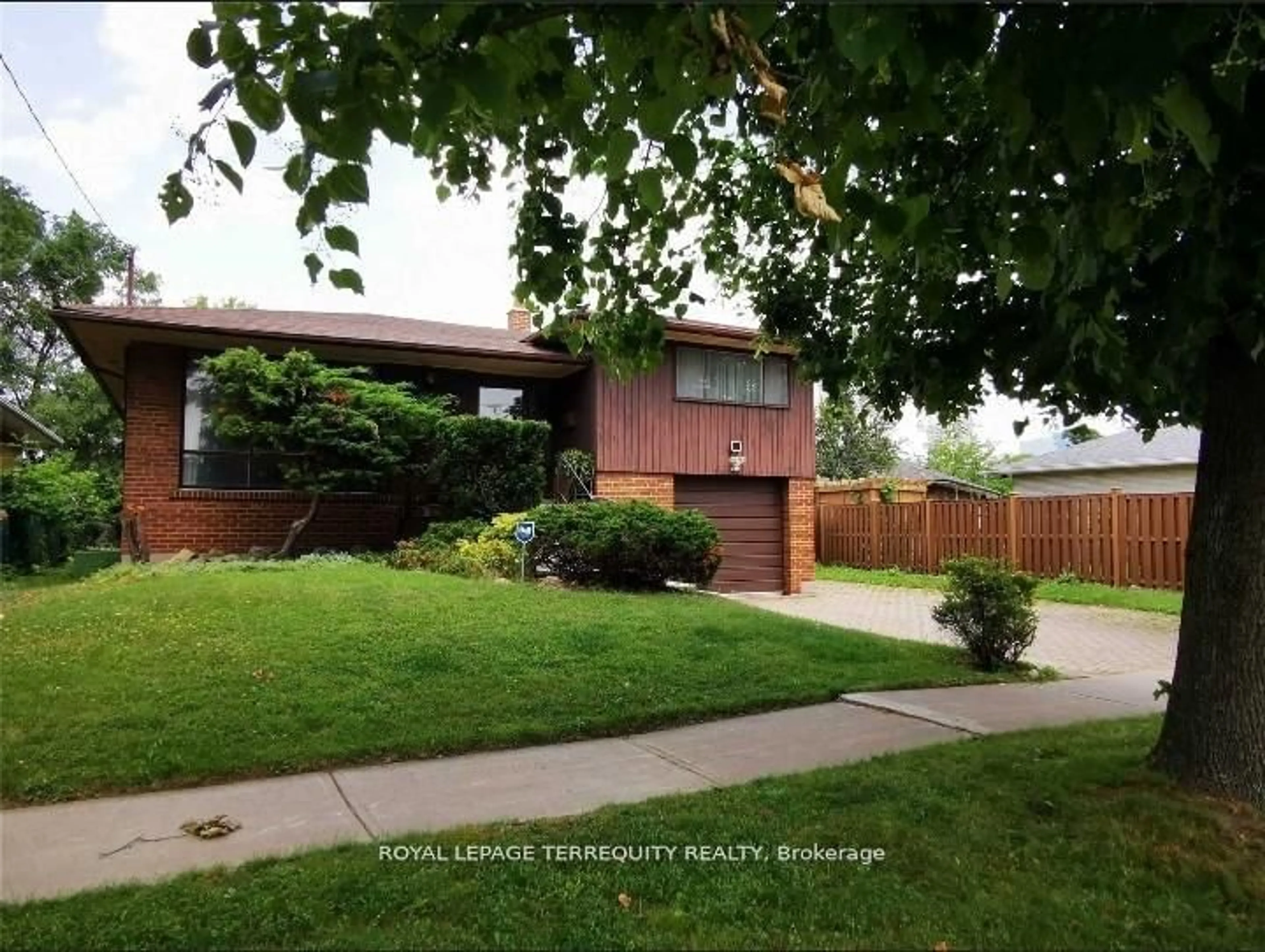Home with brick exterior material, street for 39 Earlton Rd, Toronto Ontario M1T 2R4