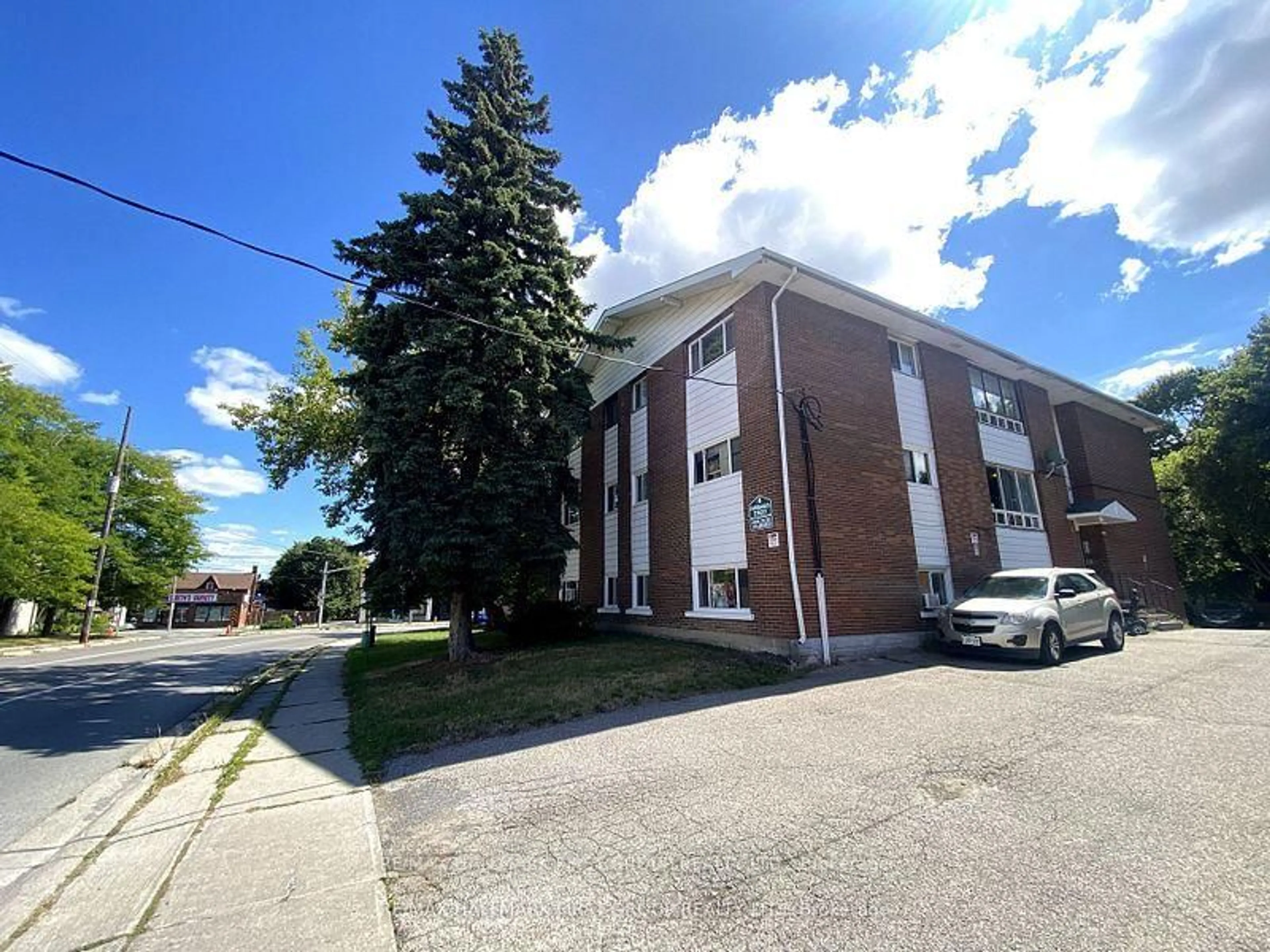 A pic from outside/outdoor area/front of a property/back of a property/a pic from drone, building for 11 Fairbanks St, Oshawa Ontario L1H 2L7