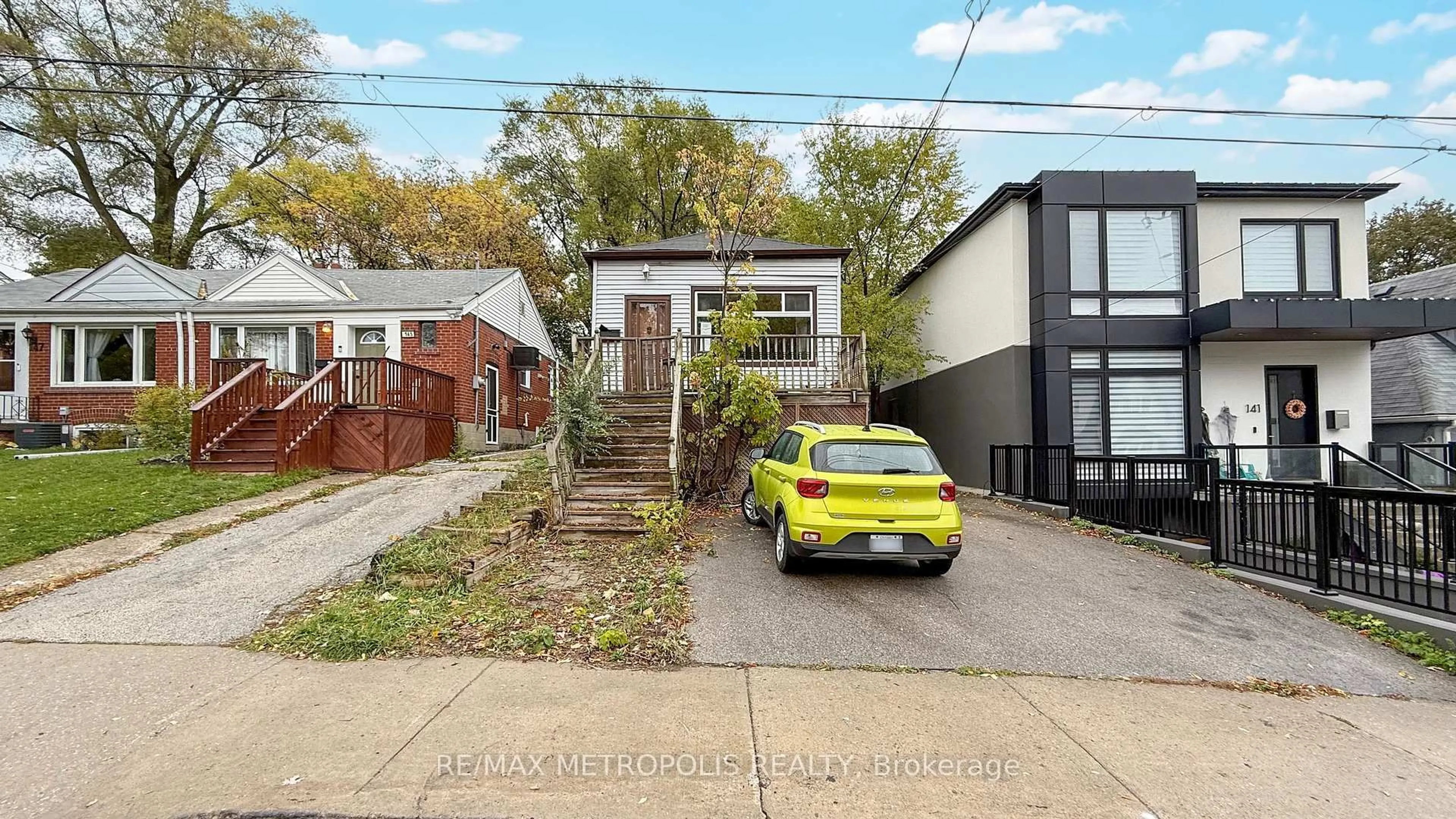 A pic from outside/outdoor area/front of a property/back of a property/a pic from drone, street for 143 Kalmar Ave, Toronto Ontario M1N 3G6