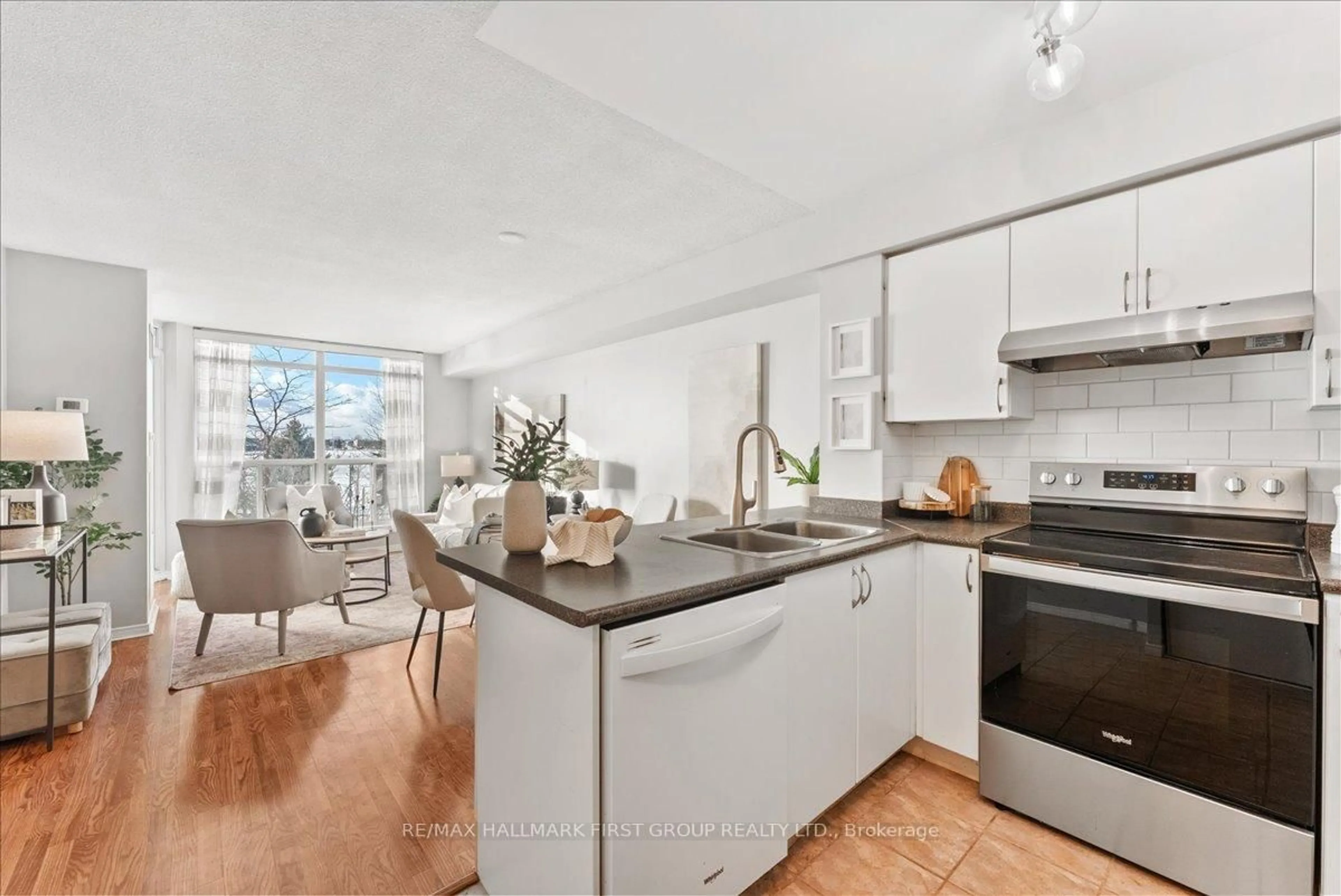 Standard kitchen, unknown for 340 Watson St #218, Whitby Ontario L1N 9G1