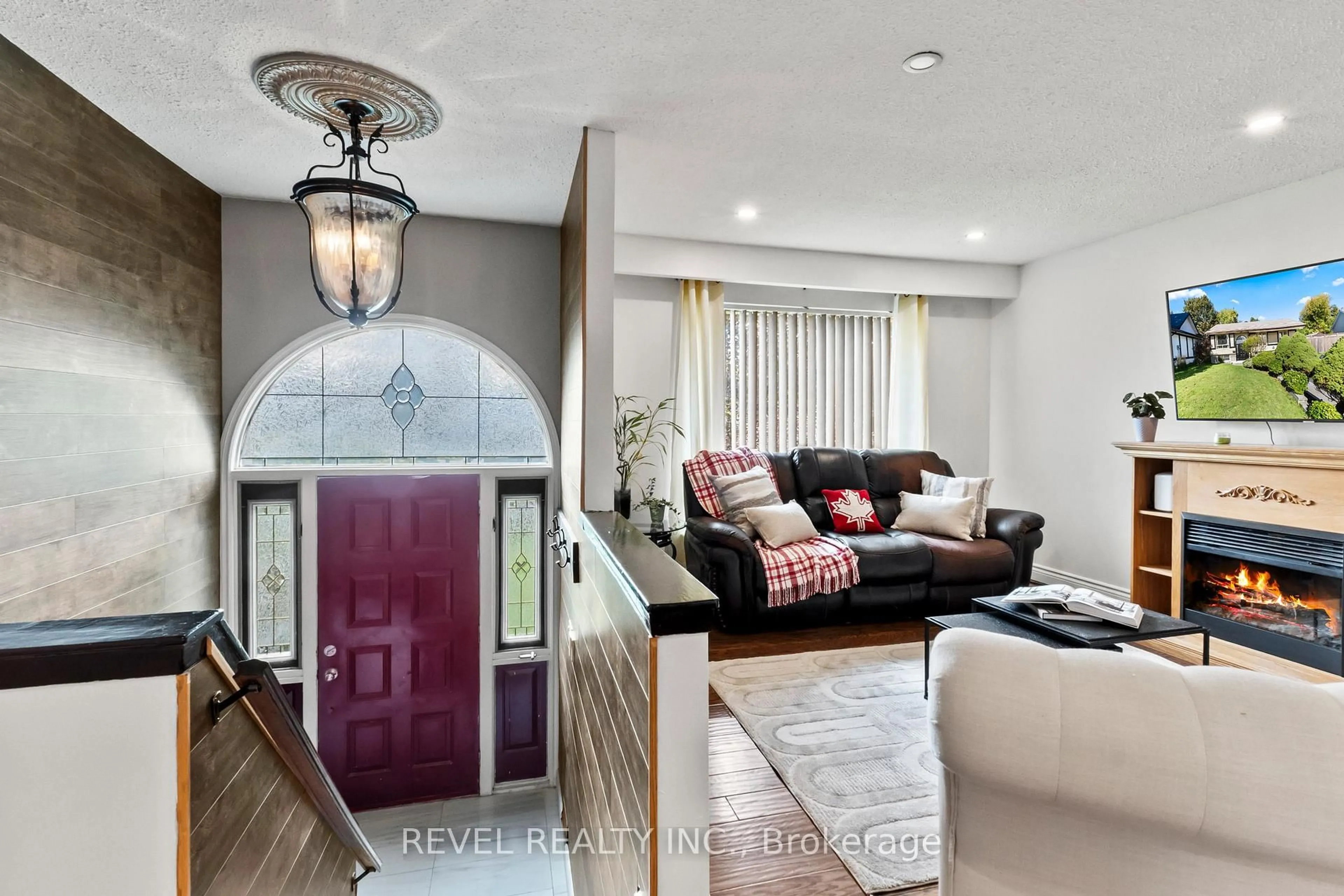 Indoor entryway for 441 Crestwood Dr, Oshawa Ontario L1G 2R4