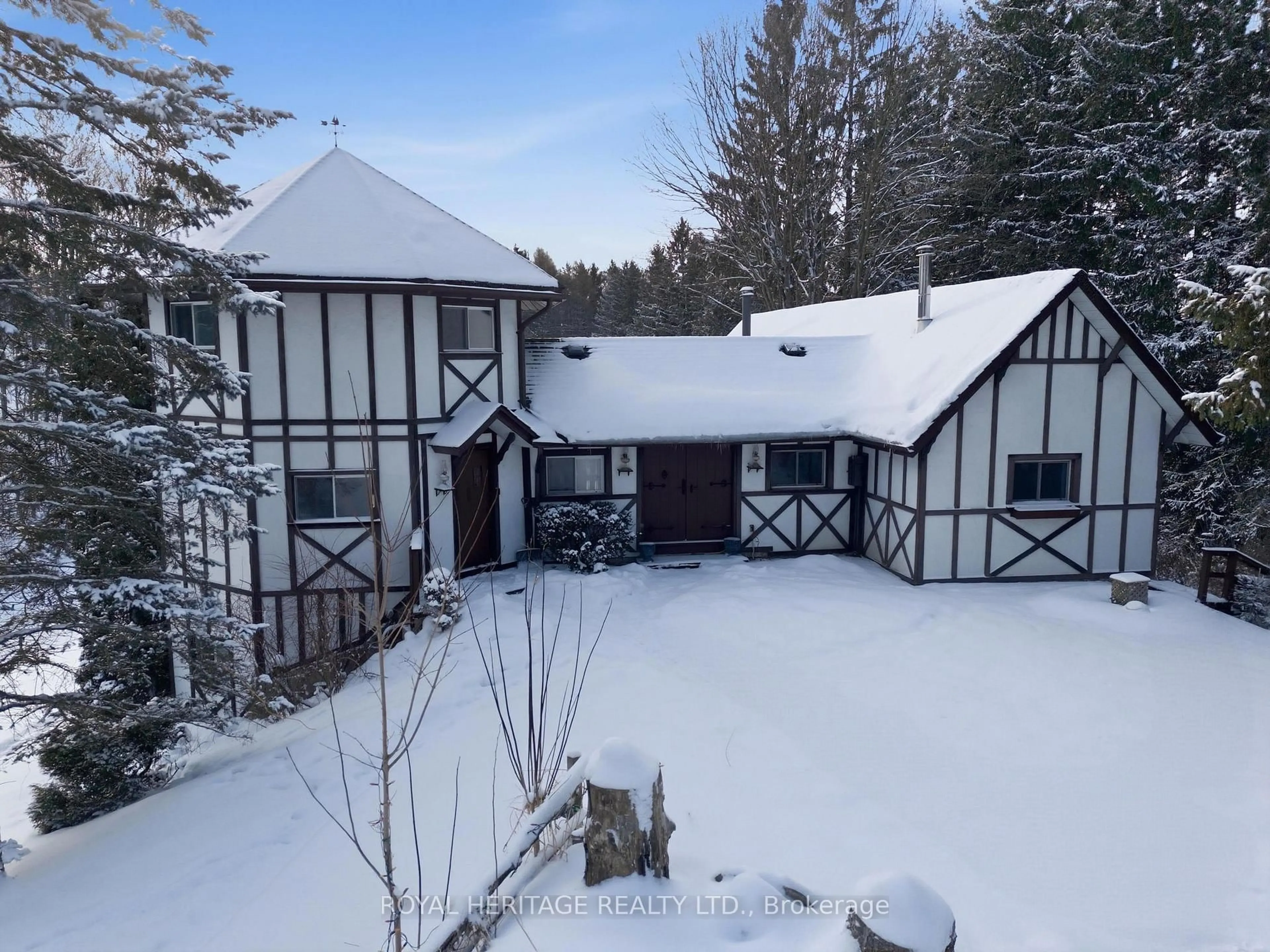 A pic from outside/outdoor area/front of a property/back of a property/a pic from drone, unknown for 1385 Raglan Rd, Oshawa Ontario L1H 0N2