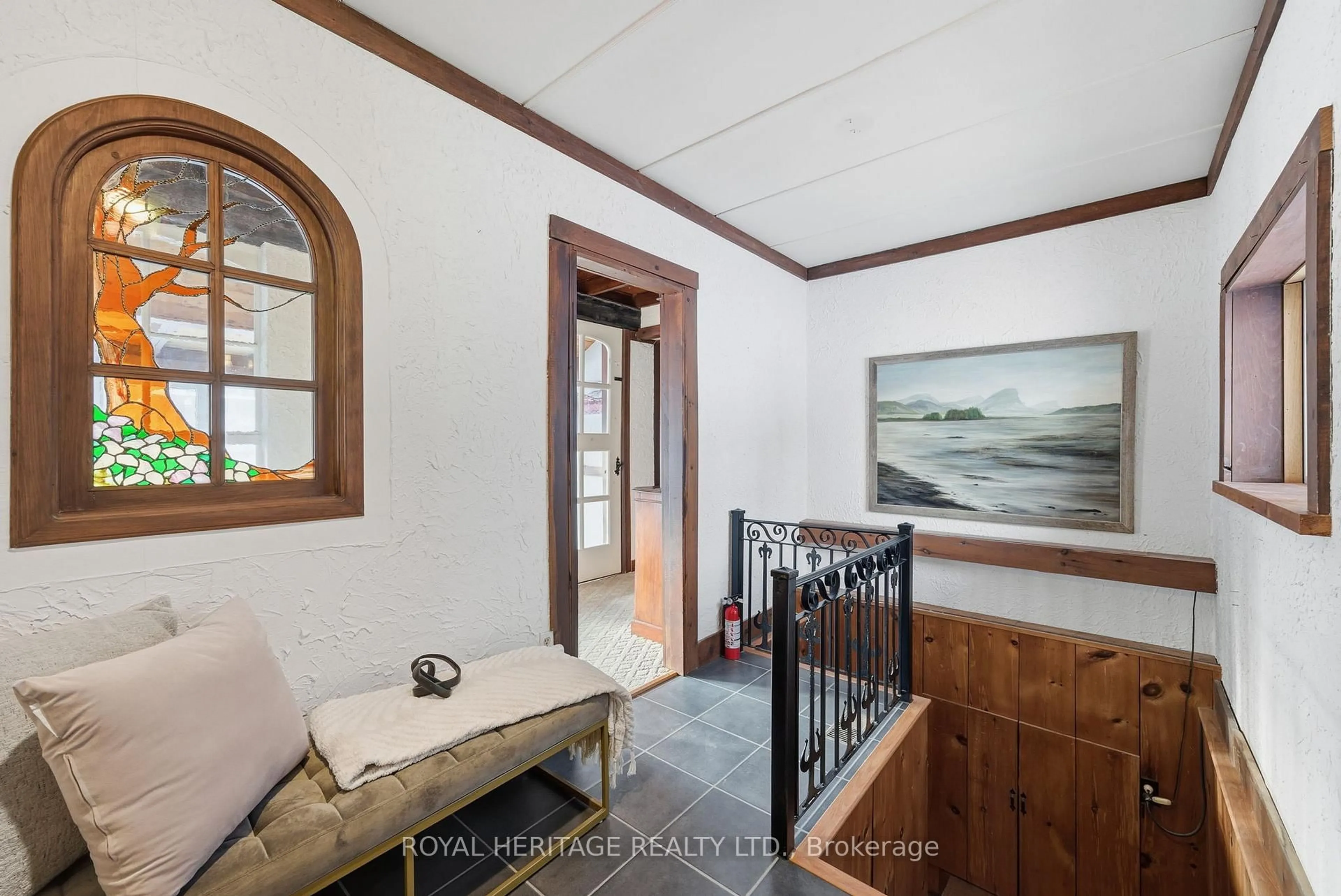 Indoor foyer for 1385 Raglan Rd, Oshawa Ontario L1H 0N2