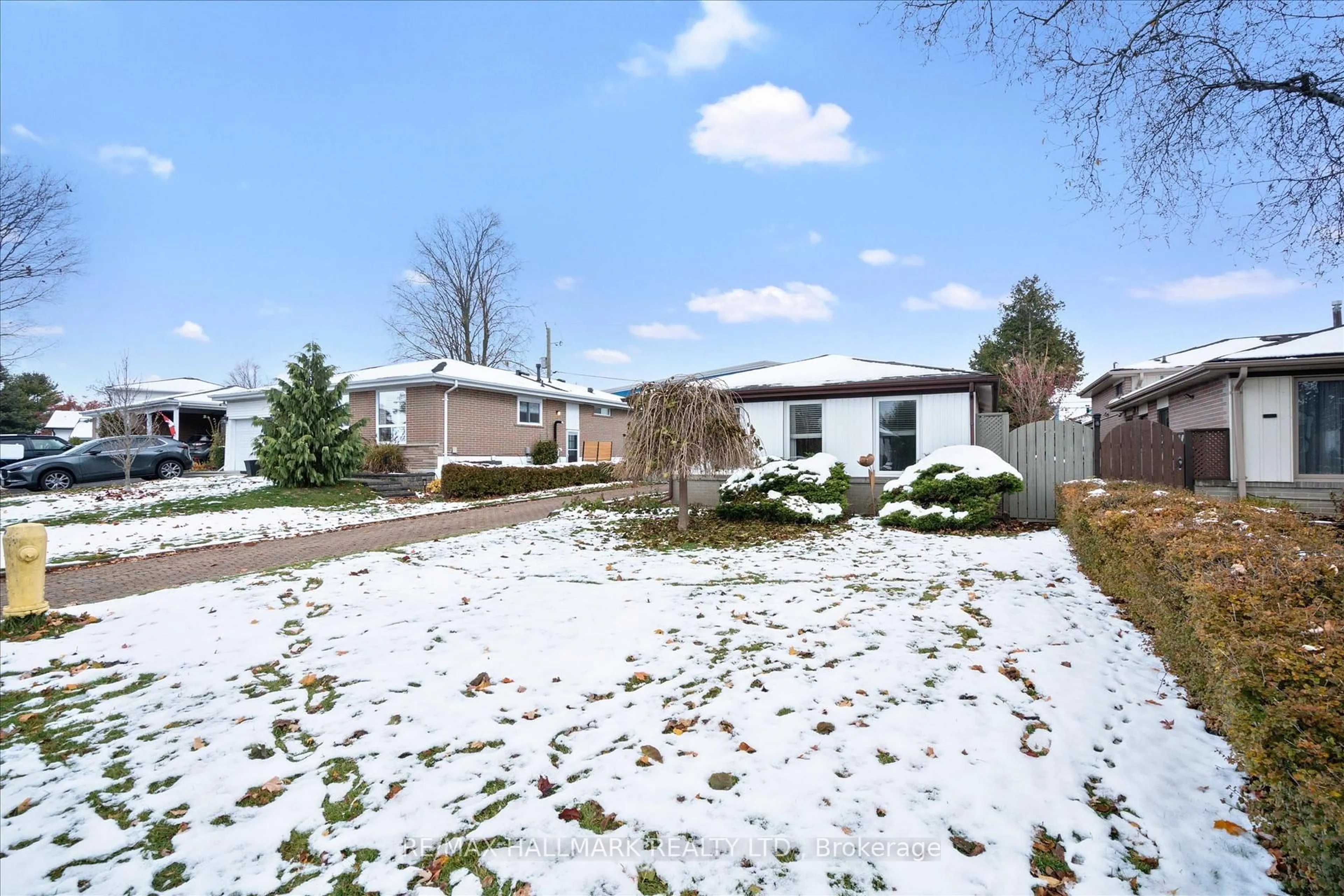 A pic from outside/outdoor area/front of a property/back of a property/a pic from drone, street for 727 Kingfisher Dr, Pickering Ontario L1W 1X4
