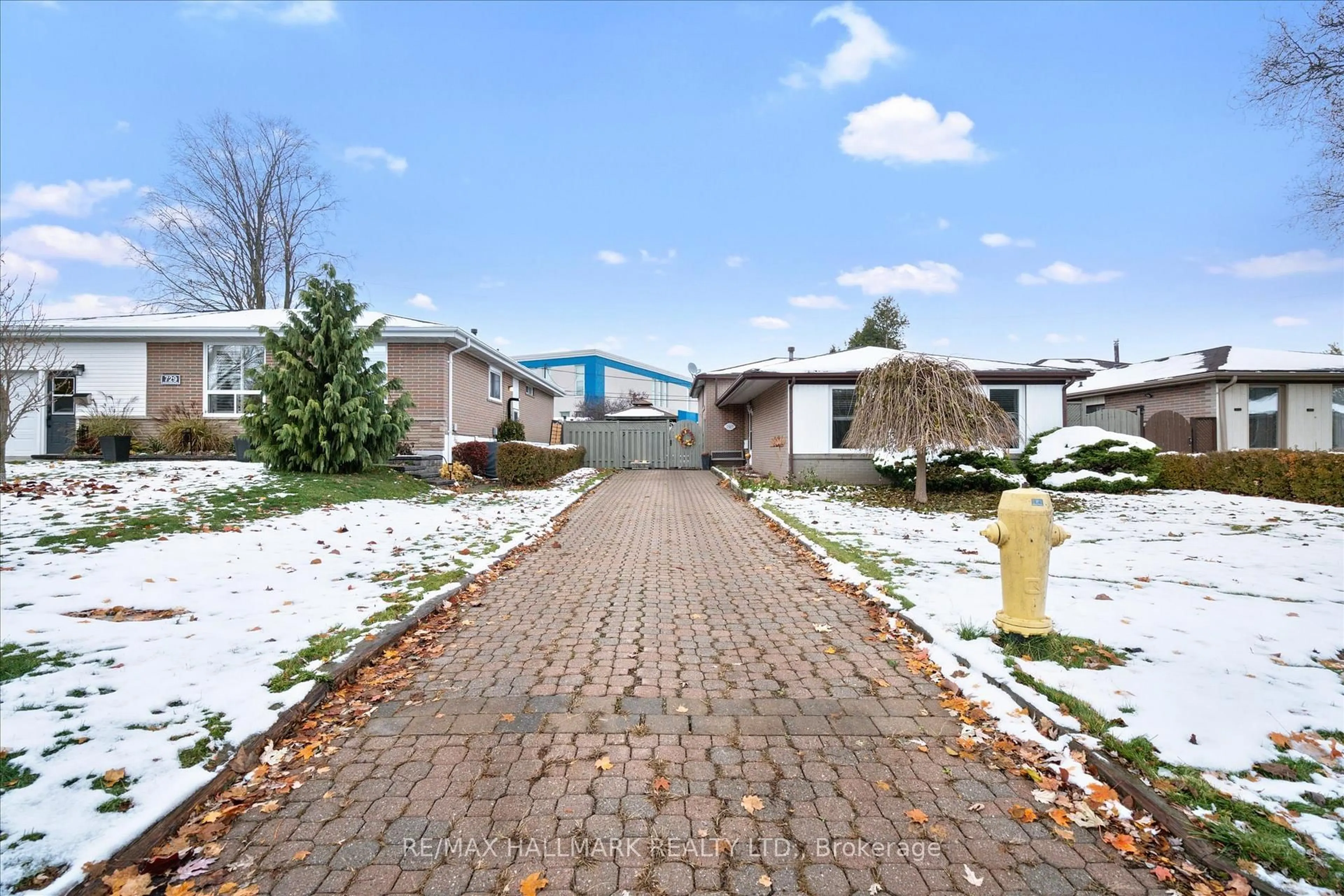 Patio, street for 727 Kingfisher Dr, Pickering Ontario L1W 1X4