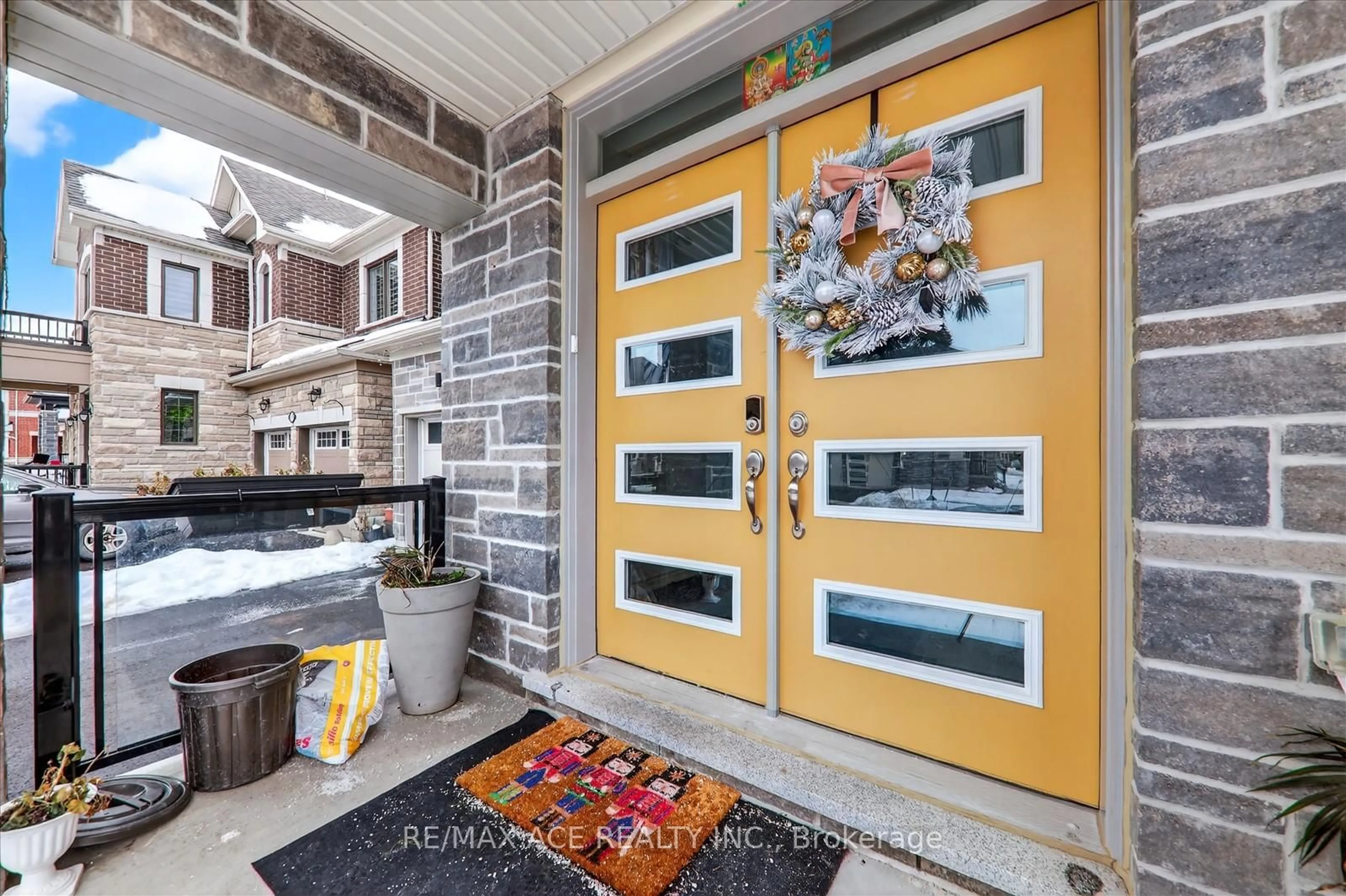 Indoor entryway for 1419 Mockingbird Sq, Pickering Ontario L1X 0N8