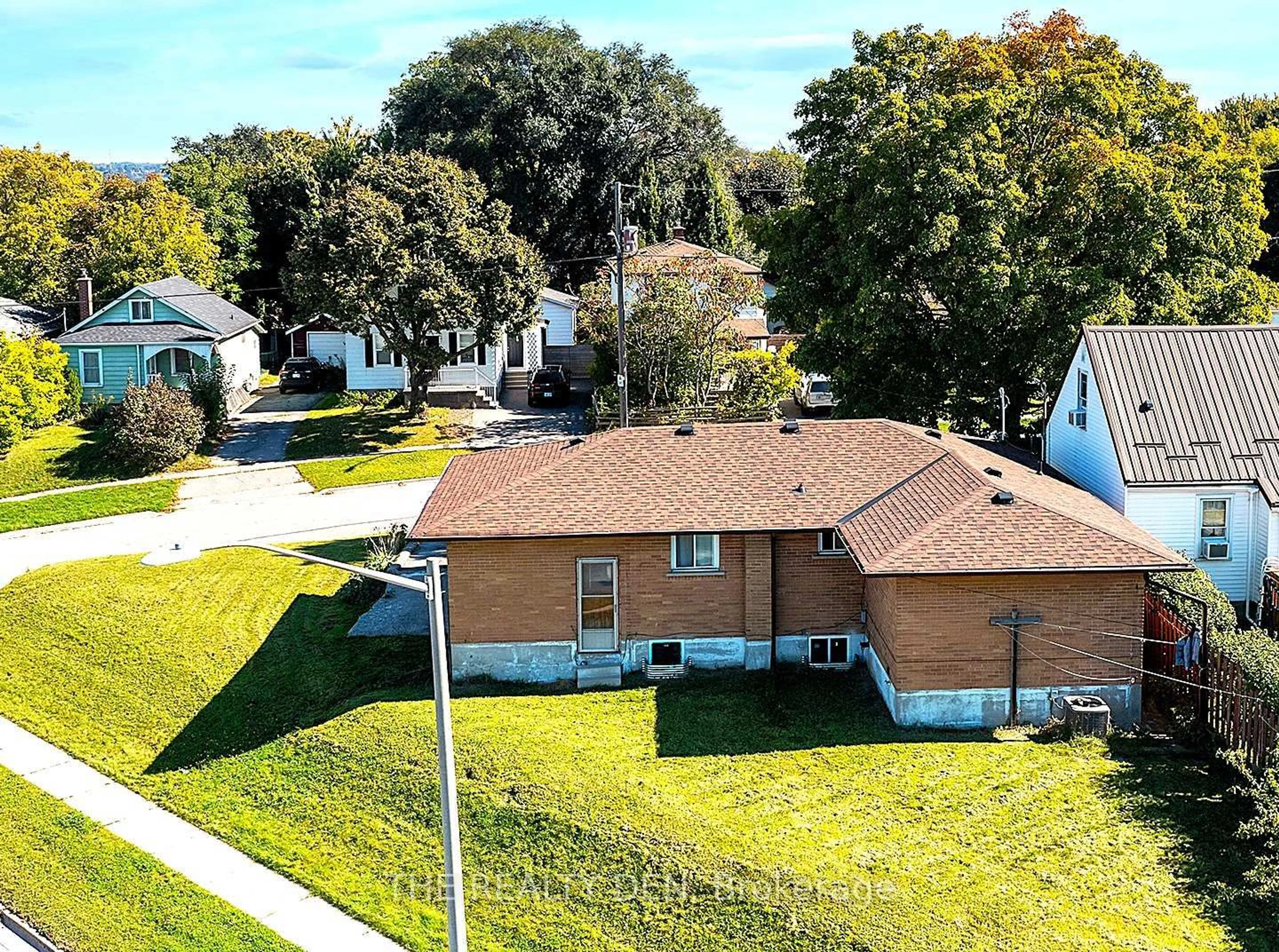 A pic from outside/outdoor area/front of a property/back of a property/a pic from drone, street for 532 Montrave Ave, Oshawa Ontario L1J 4S9