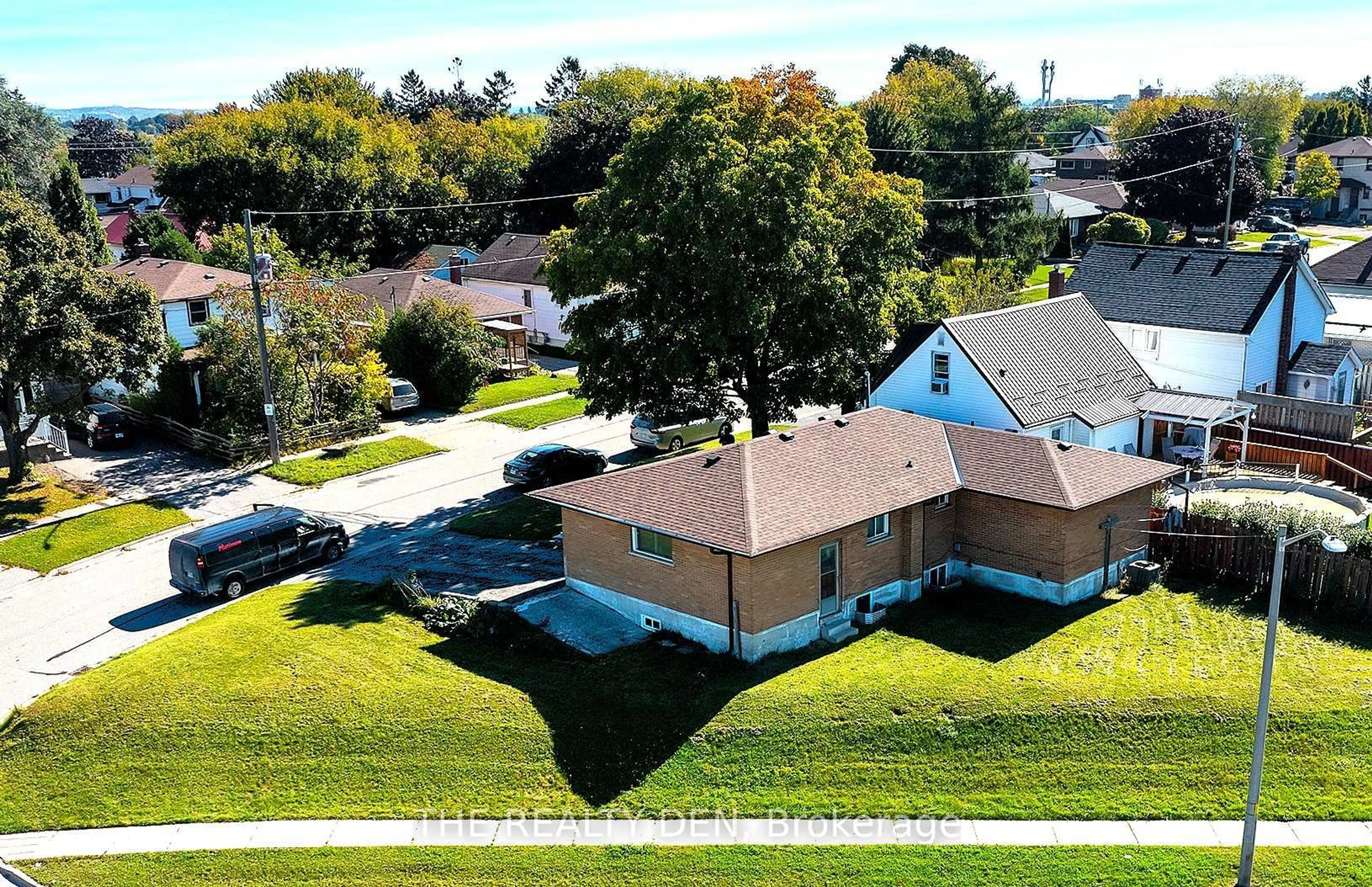 A pic from outside/outdoor area/front of a property/back of a property/a pic from drone, street for 532 Montrave Ave, Oshawa Ontario L1J 4S9