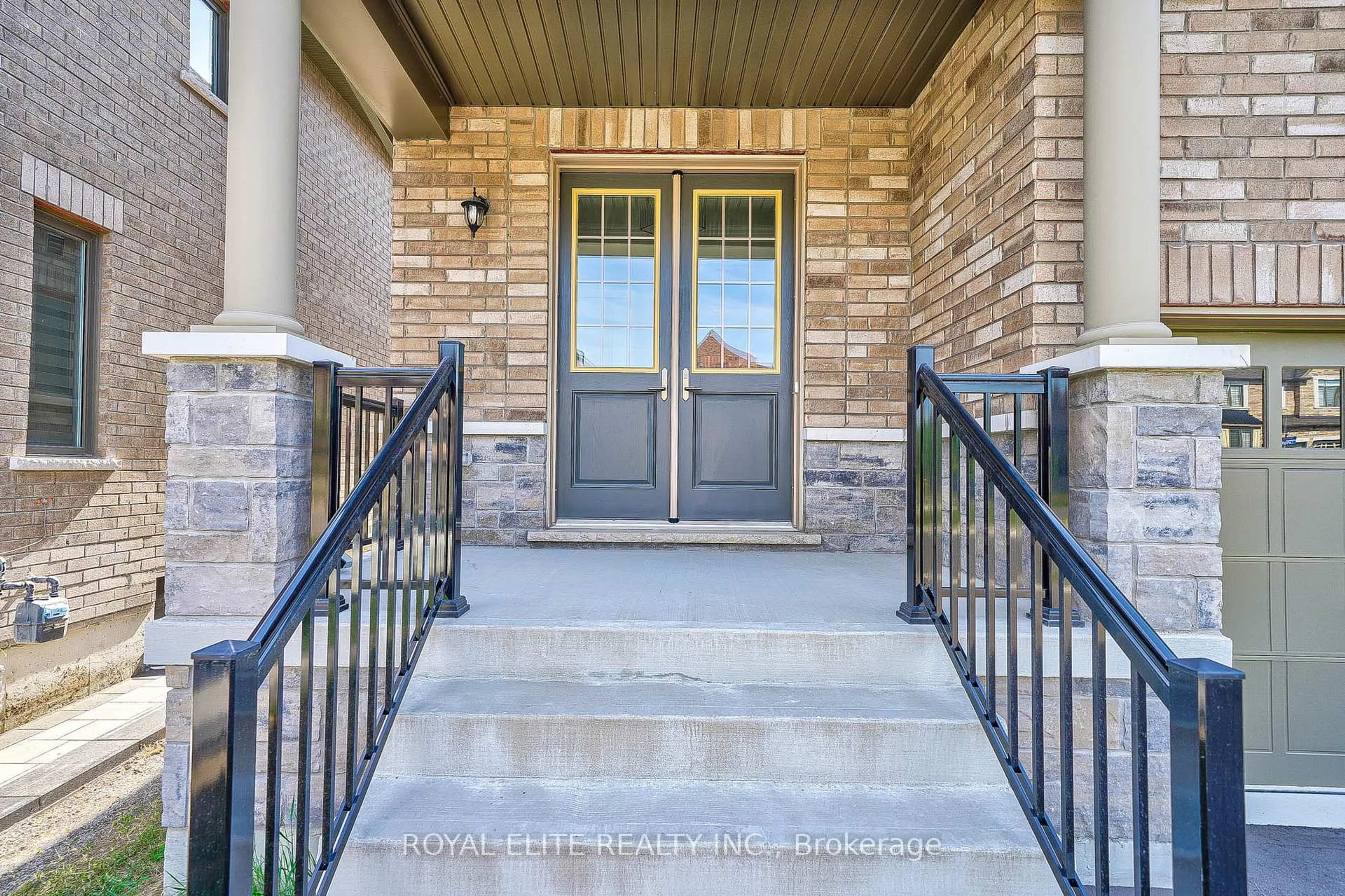 Indoor entryway for 10 Capstan Crt, Whitby Ontario L1P 0K5