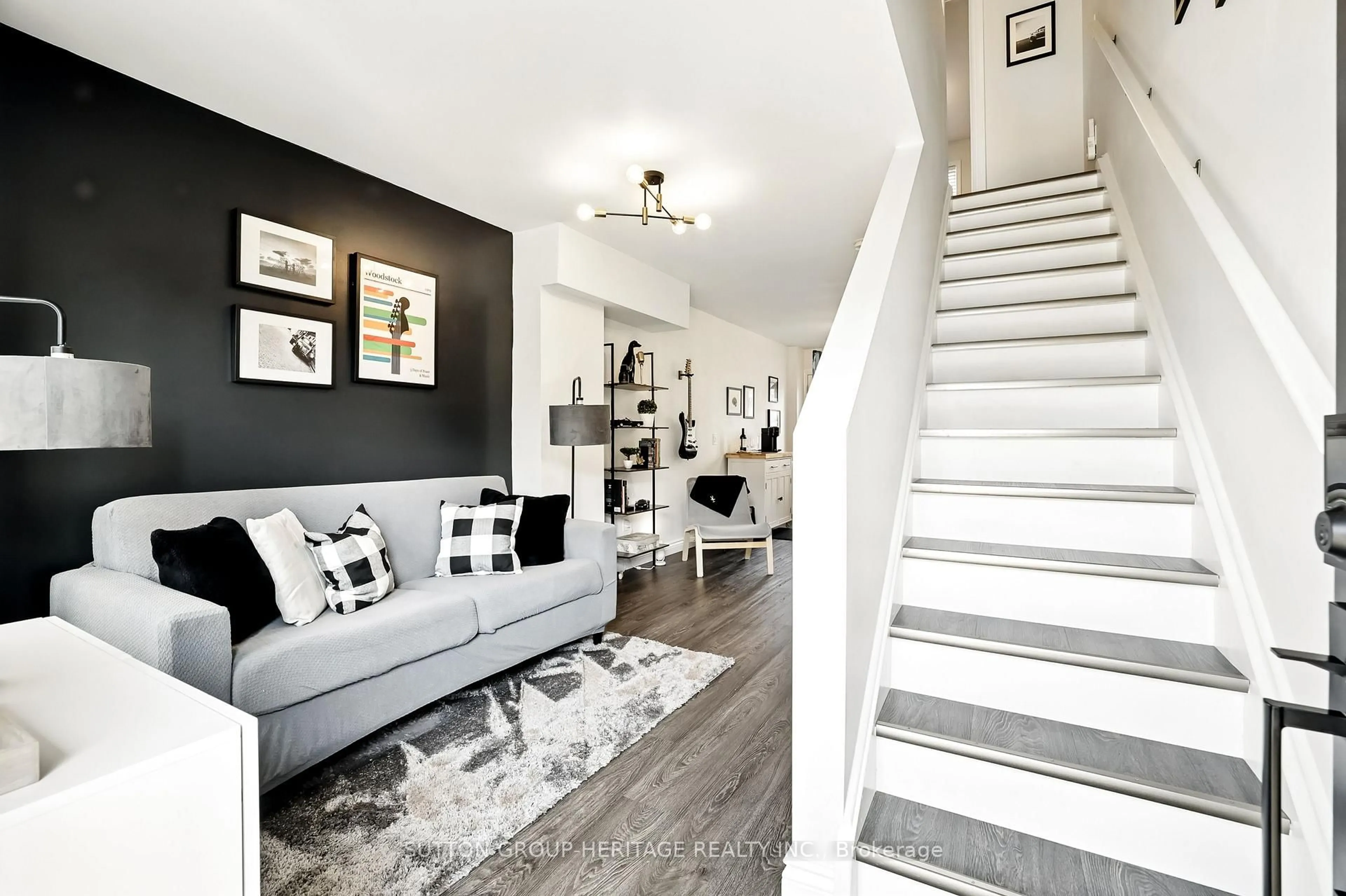 Indoor entryway for 152 Olive Ave, Oshawa Ontario L1H 2P2