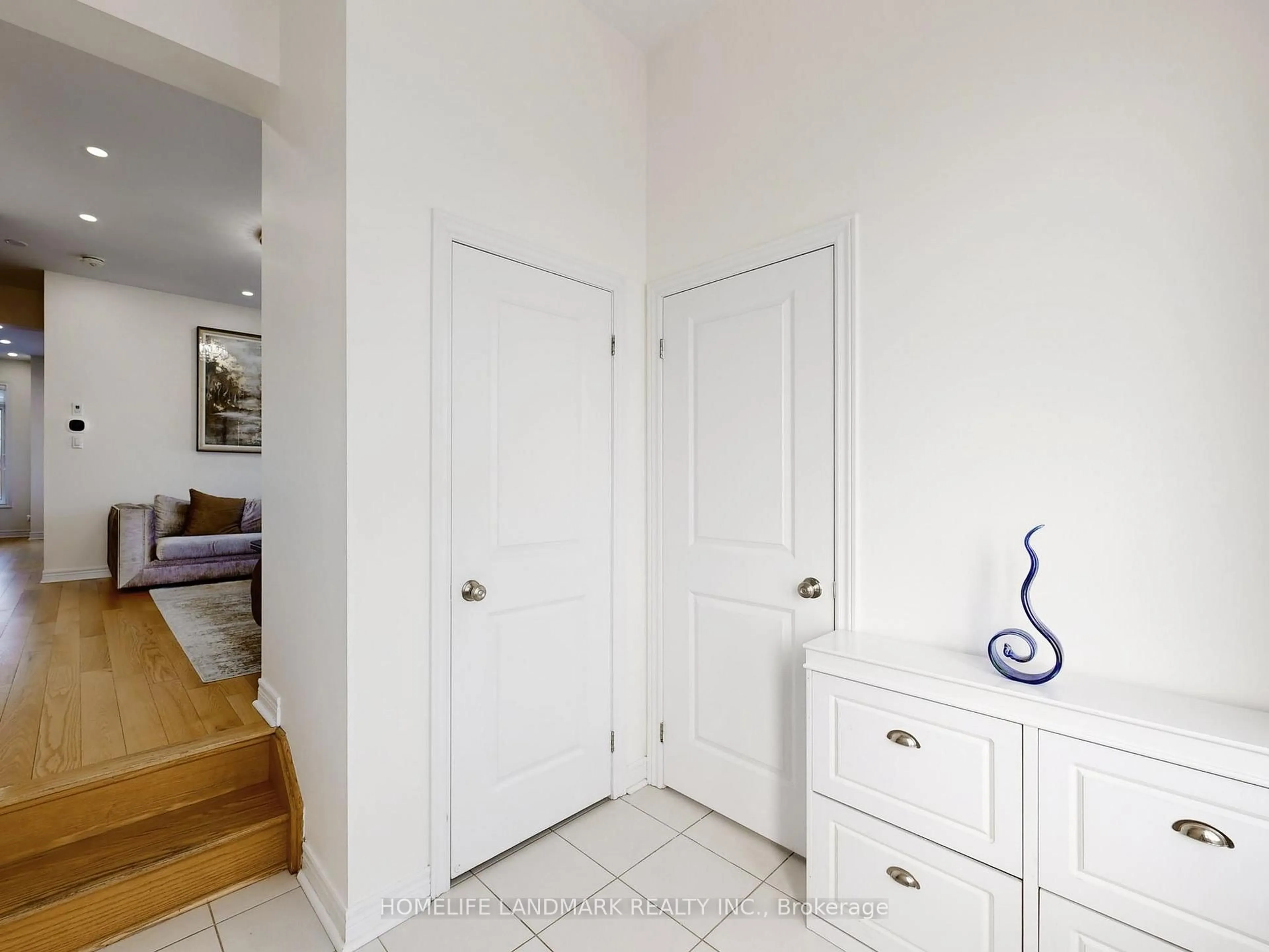 Indoor entryway for 1080 Azalea Ave, Pickering Ontario L1X 0G6