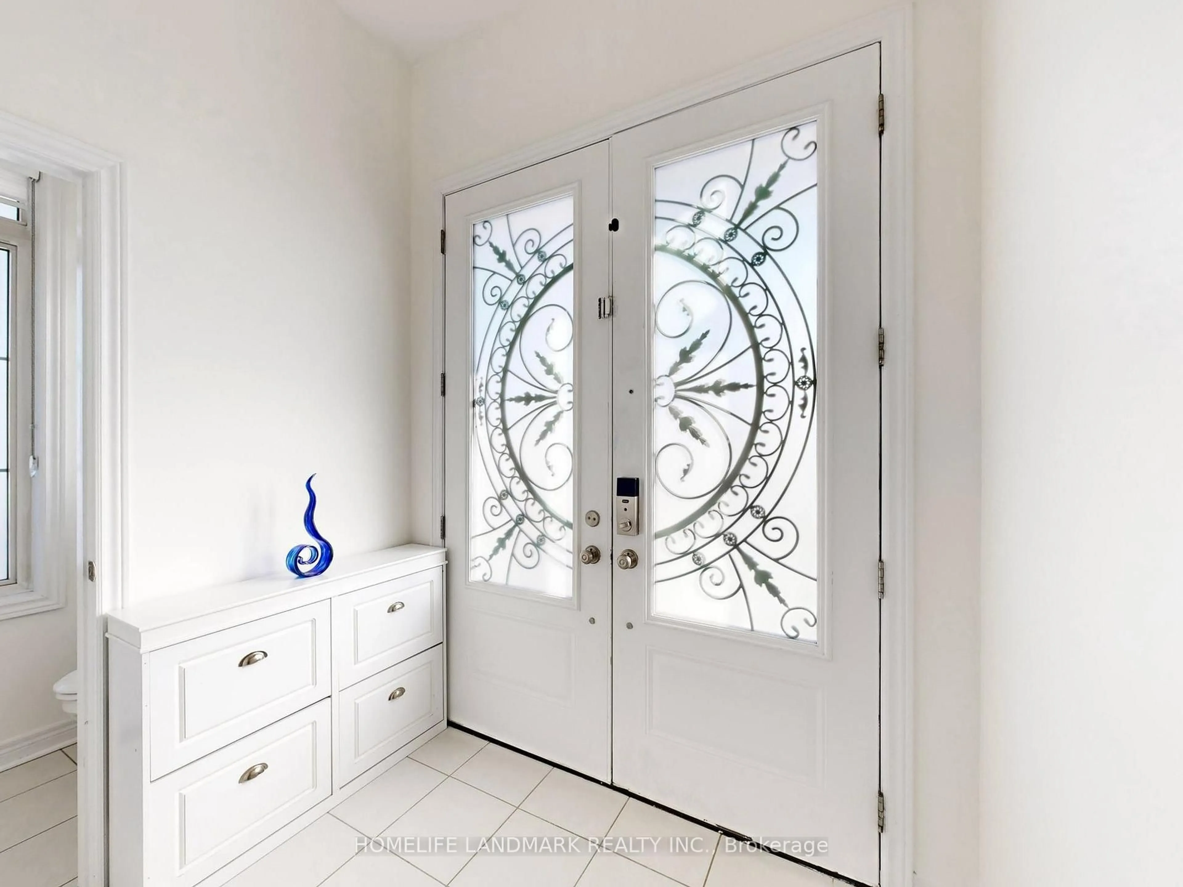 Indoor entryway for 1080 Azalea Ave, Pickering Ontario L1X 0G6