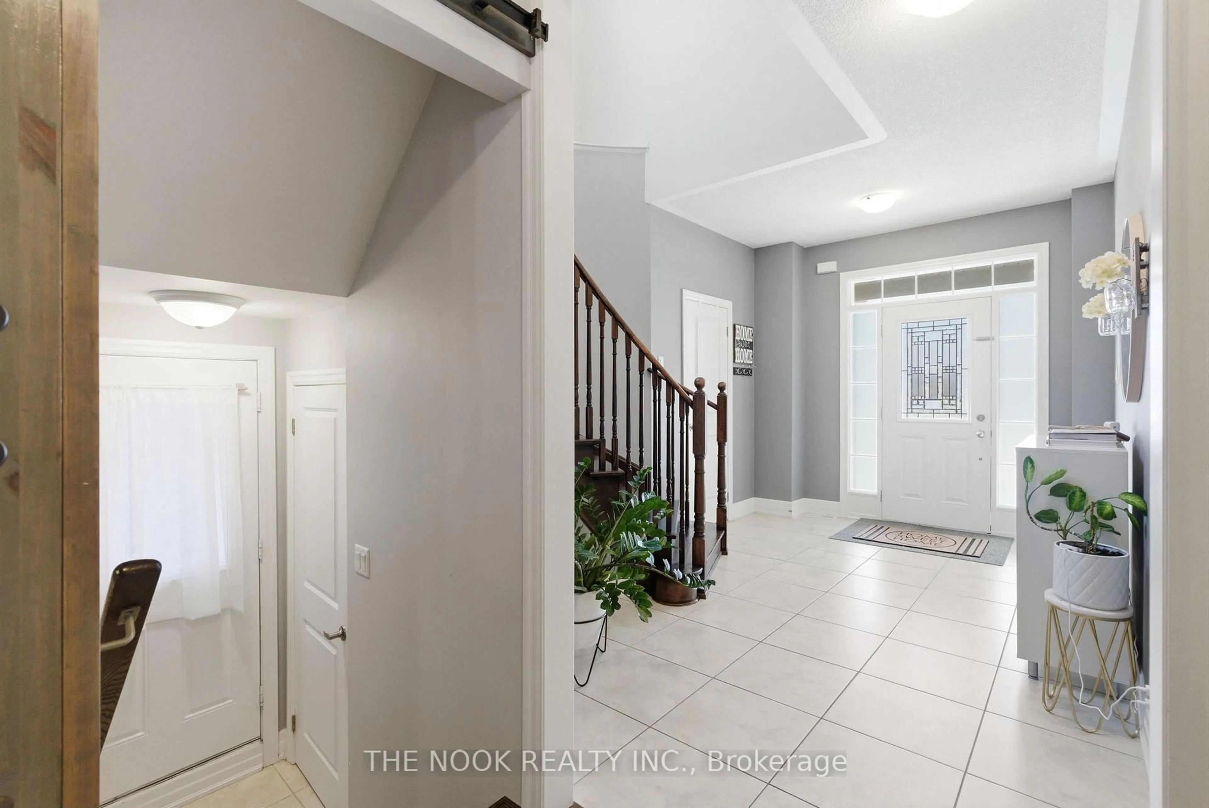 Indoor entryway for 2507 Standardbred Dr, Oshawa Ontario L1H 7K4