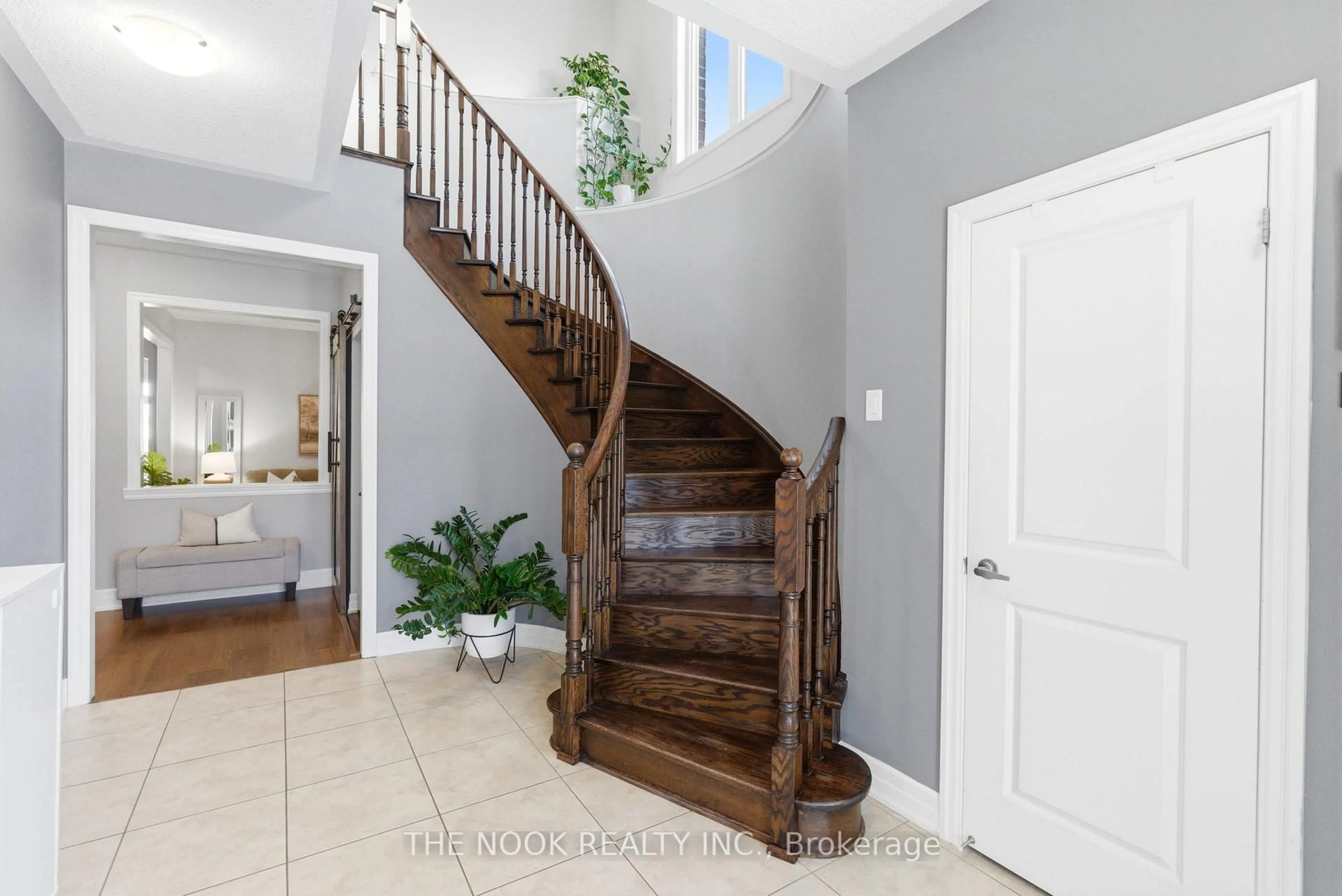 Indoor entryway for 2507 Standardbred Dr, Oshawa Ontario L1H 7K4