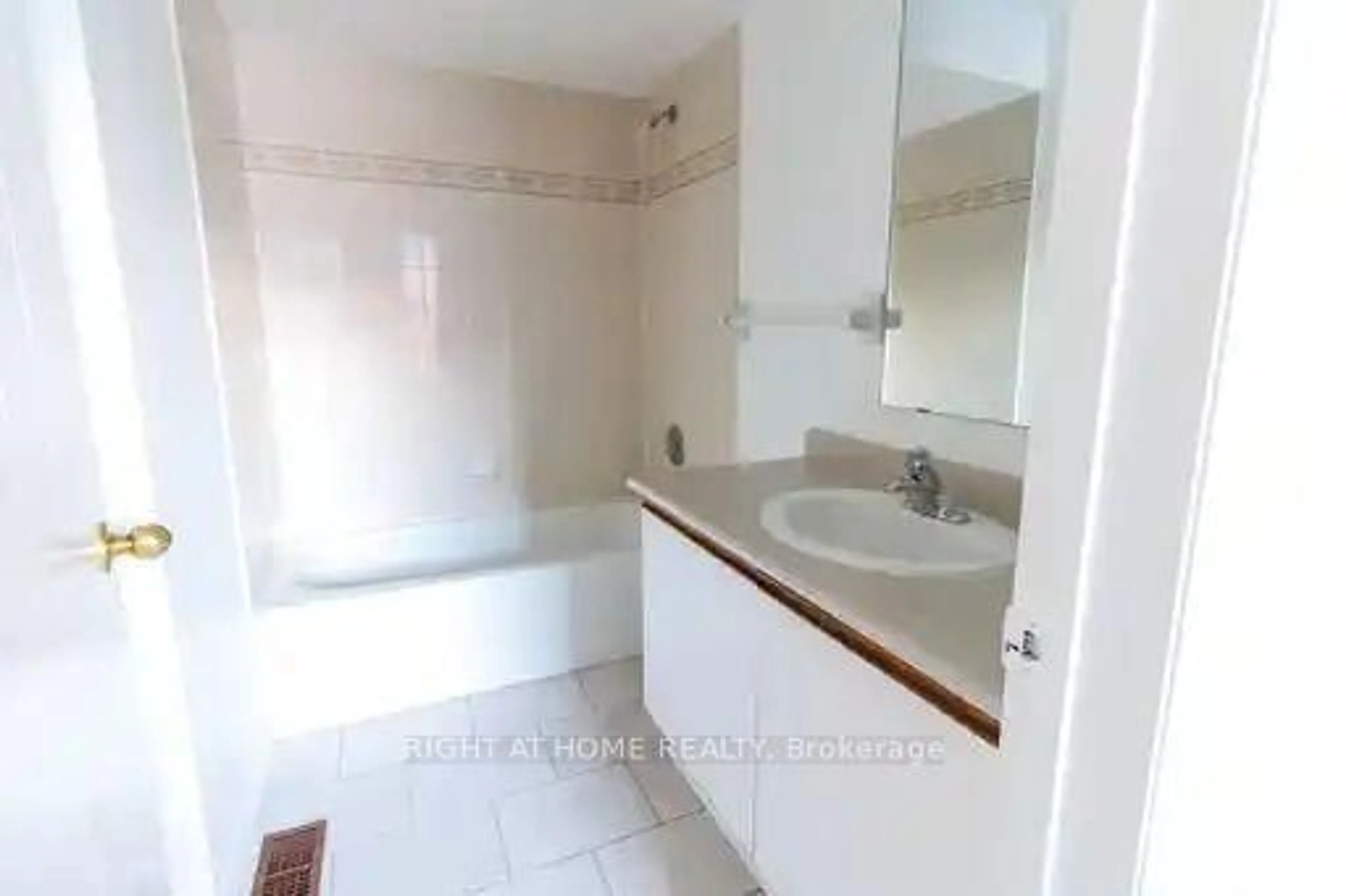 Standard bathroom, ceramic/tile floor for 3680 brimley Rd #18, Toronto Ontario M1V 5K7