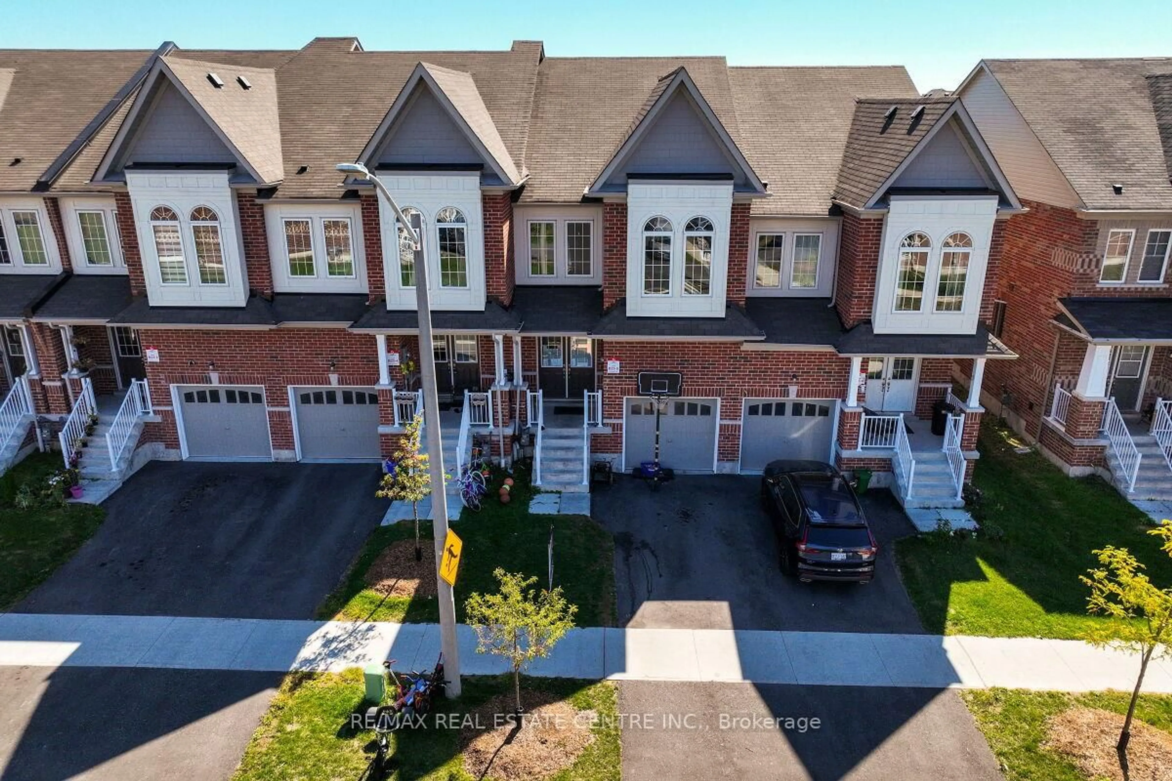 A pic from outside/outdoor area/front of a property/back of a property/a pic from drone, street for 1193 Kettering Dr, Oshawa Ontario L1K 1A6