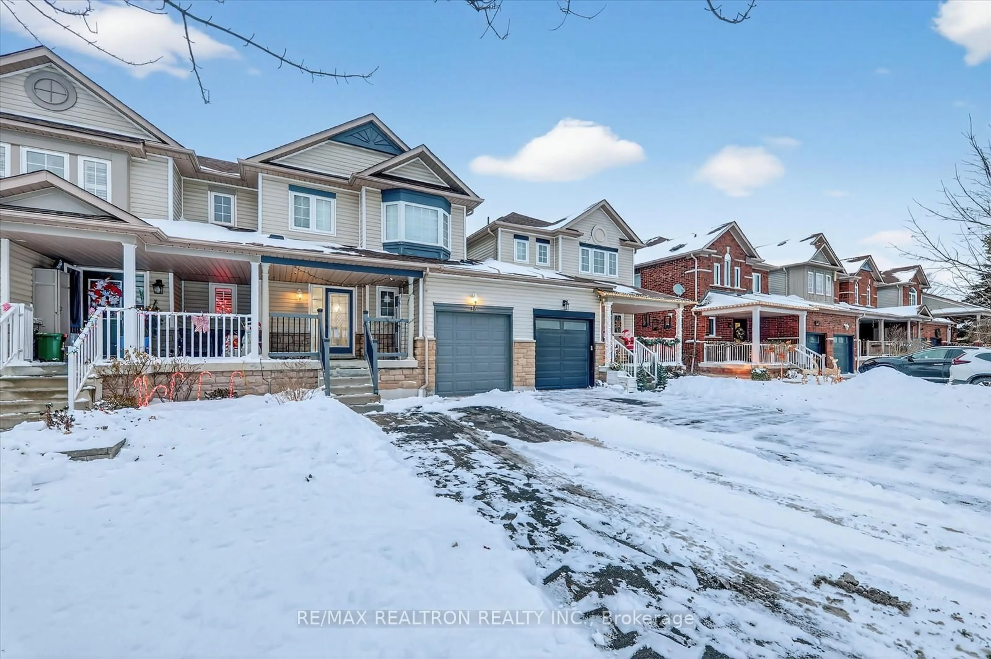 A pic from outside/outdoor area/front of a property/back of a property/a pic from drone, street for 14 Sinden Dr, Whitby Ontario L1M 2B8