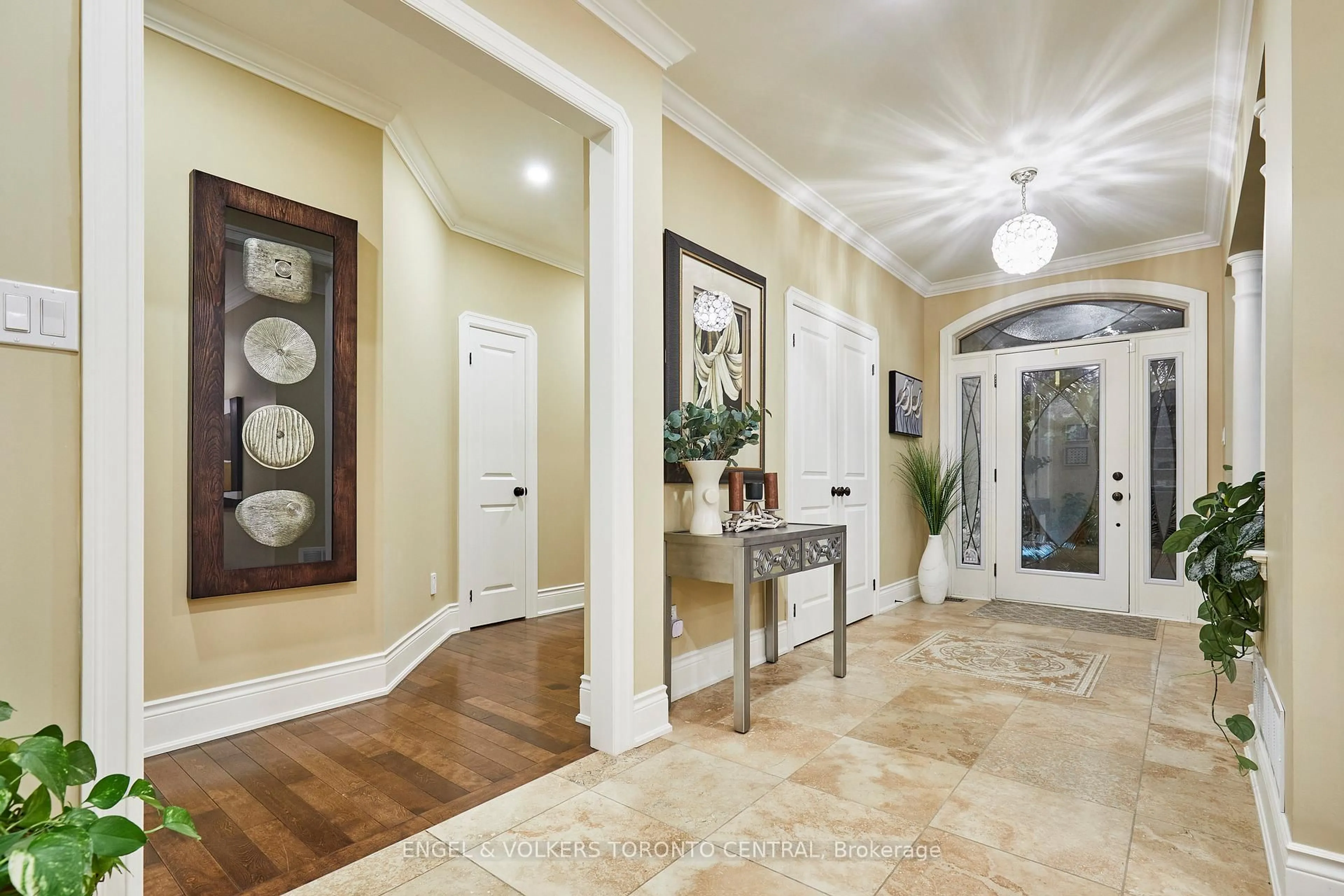 Indoor entryway for 66 Varcoe Rd, Clarington Ontario L1E 1S4