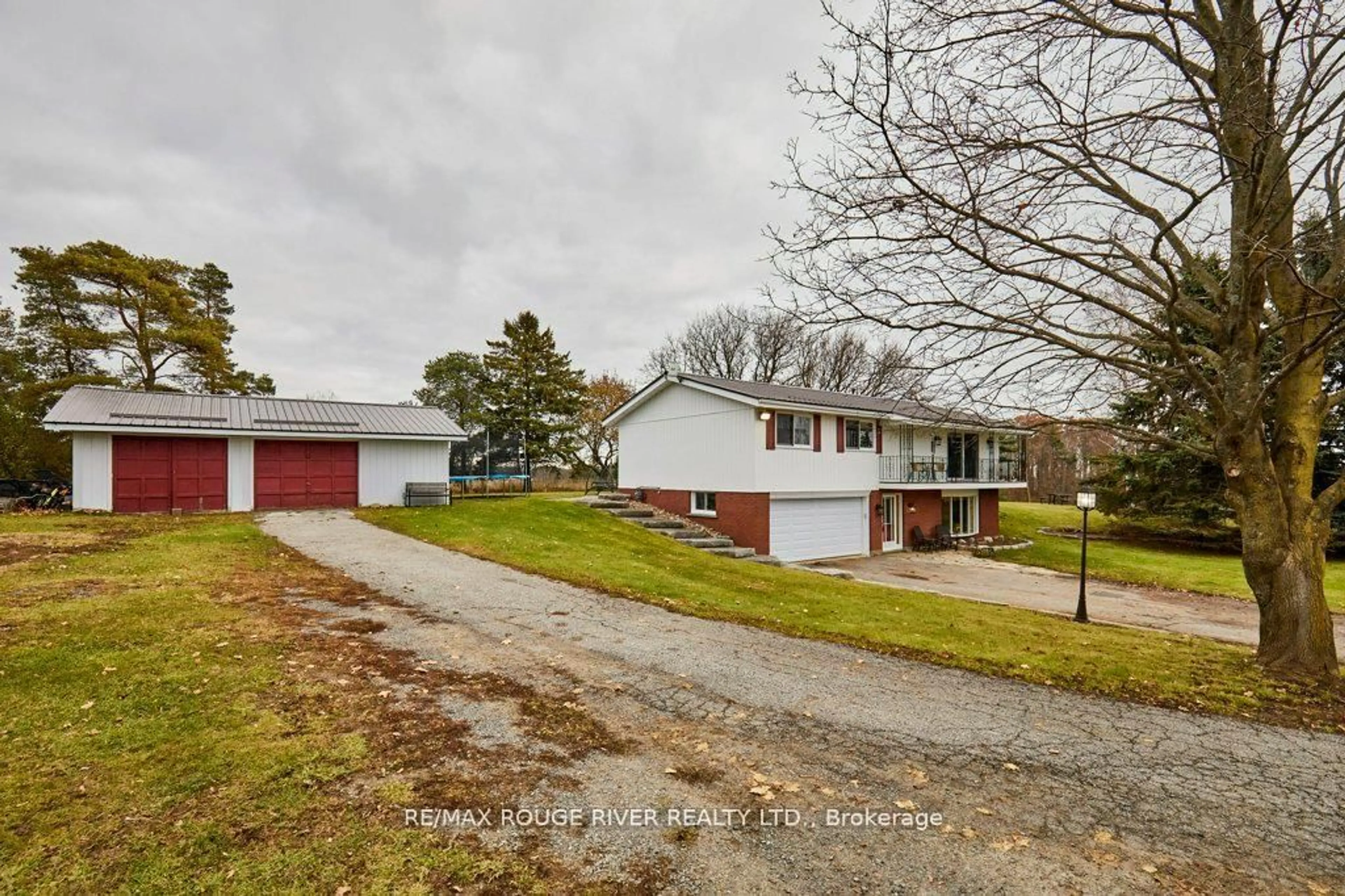 A pic from outside/outdoor area/front of a property/back of a property/a pic from drone, unknown for 5045 Simcoe St, Oshawa Ontario L1H 7K4