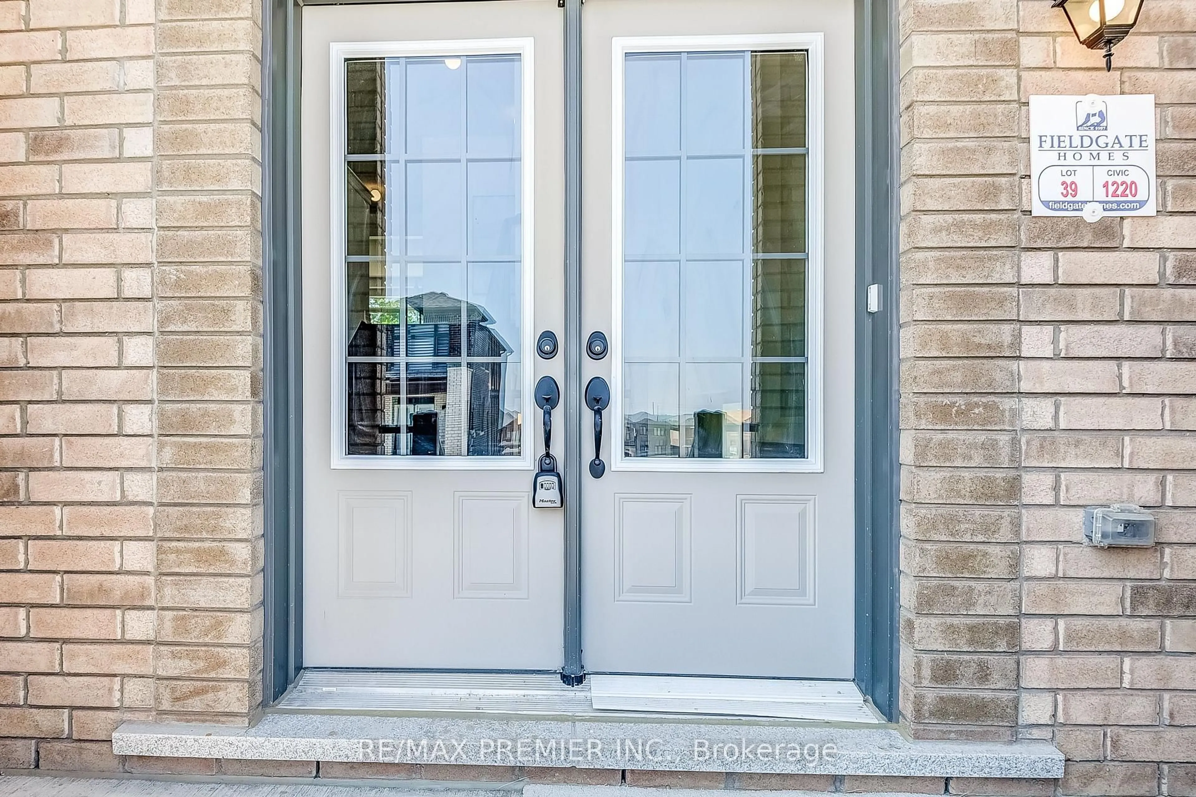 Indoor entryway for 1220 Talisman Manr, Pickering Ontario L1X 0R9