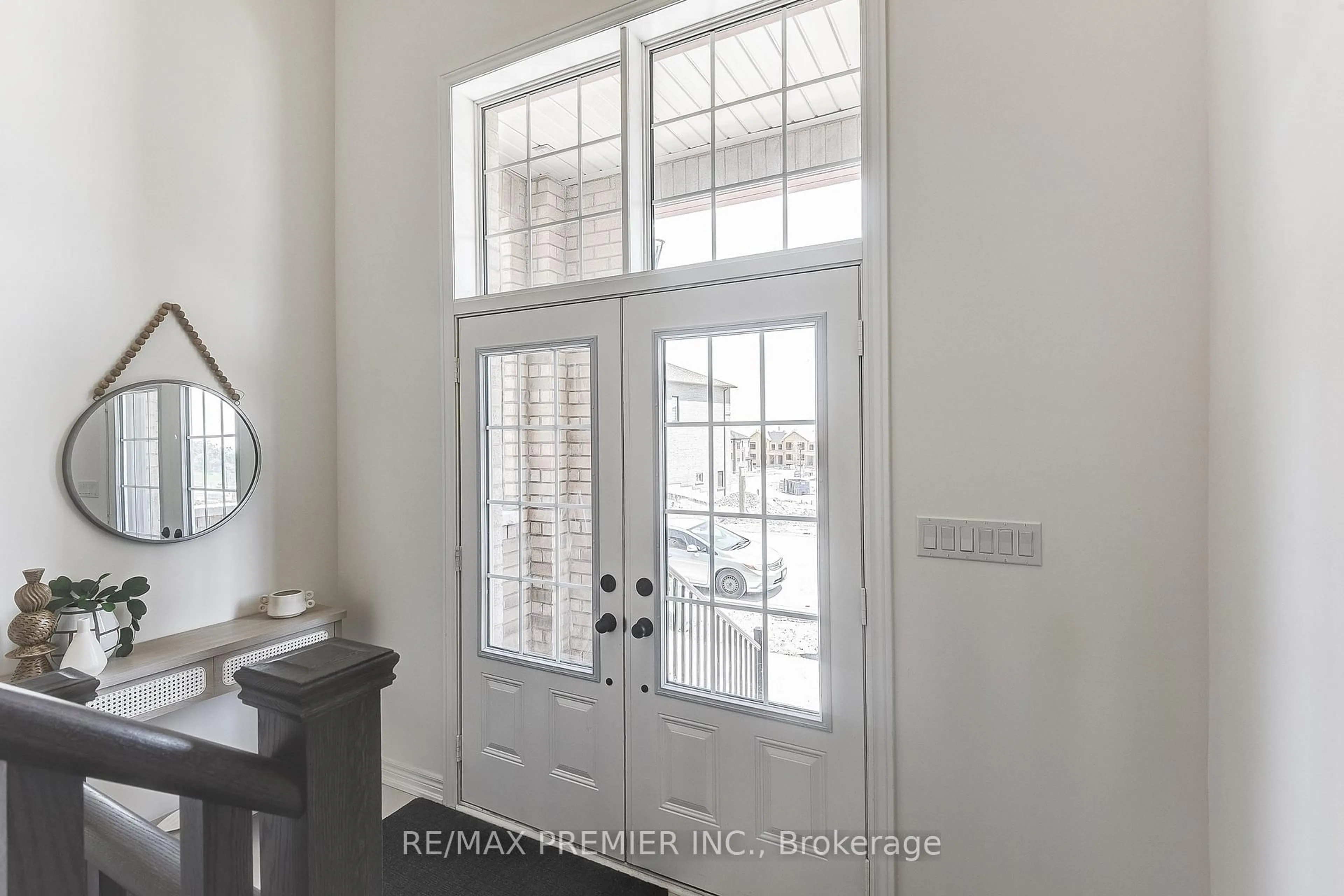 Indoor entryway for 1220 Talisman Manr, Pickering Ontario L1X 0R9