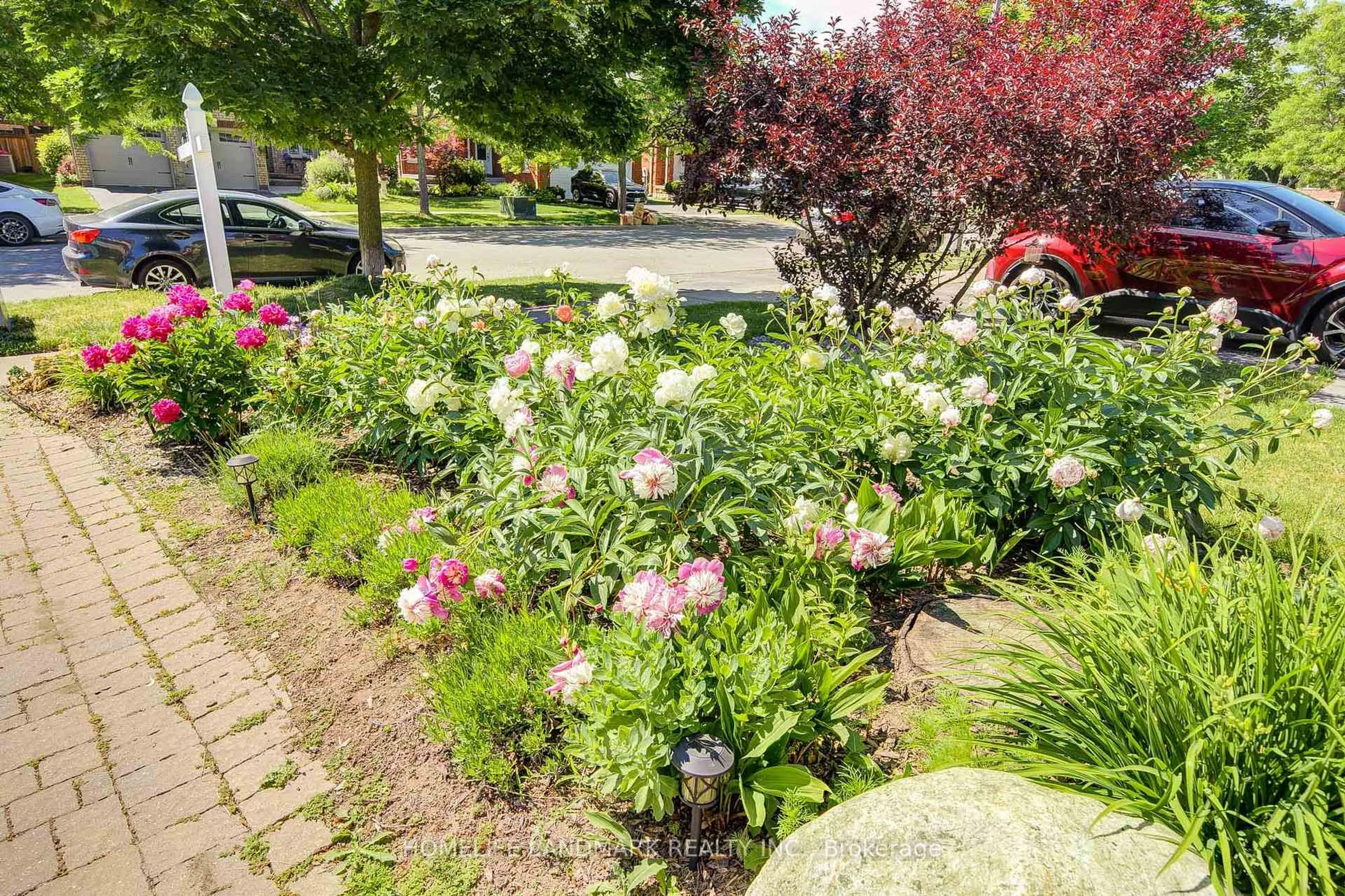 Patio, street for 1925 Pine Grove Ave, Pickering Ontario L1V 6R4