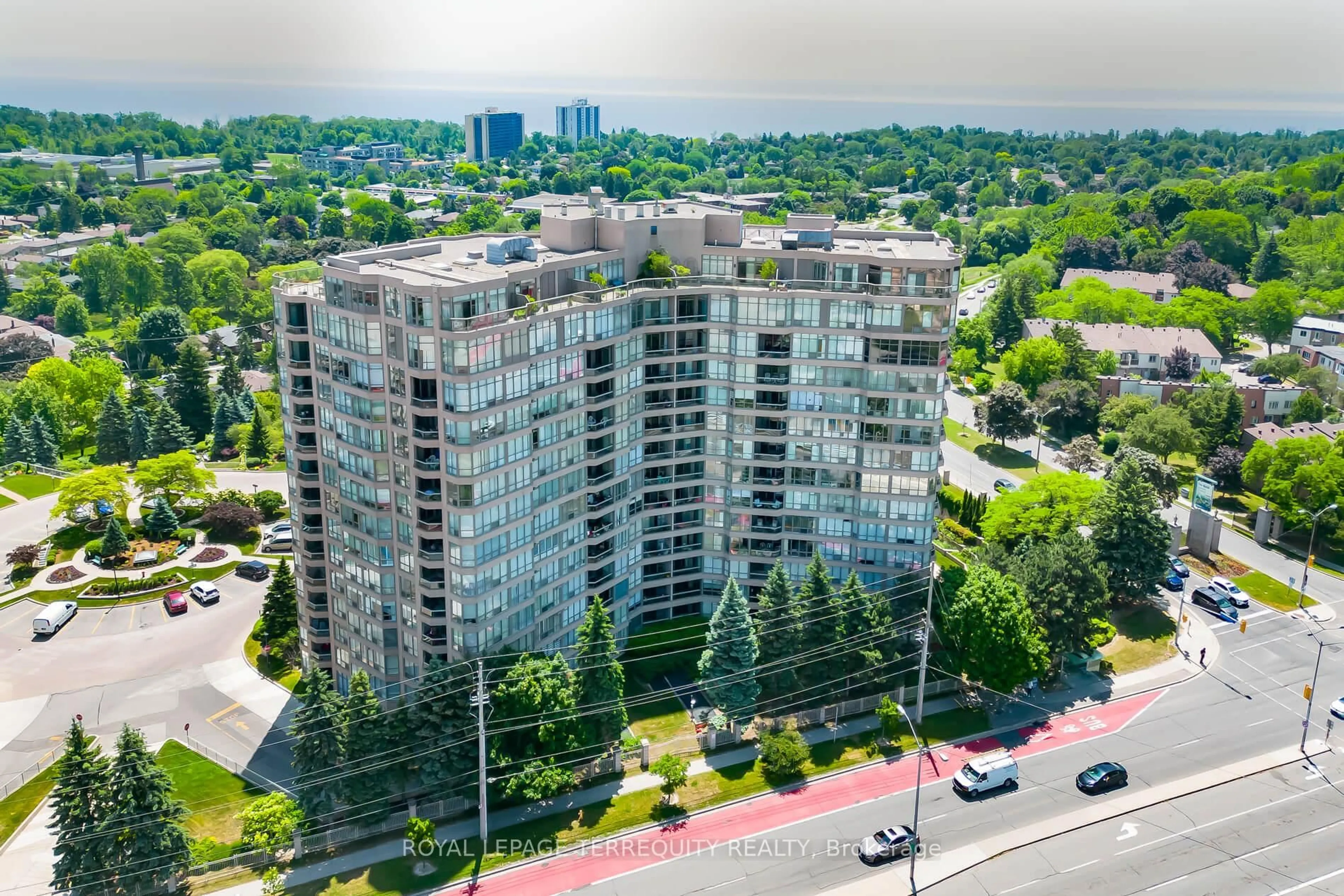 A pic from outside/outdoor area/front of a property/back of a property/a pic from drone, city buildings view from balcony for 10 Guildwood Pkwy #629, Toronto Ontario M1E 5B6