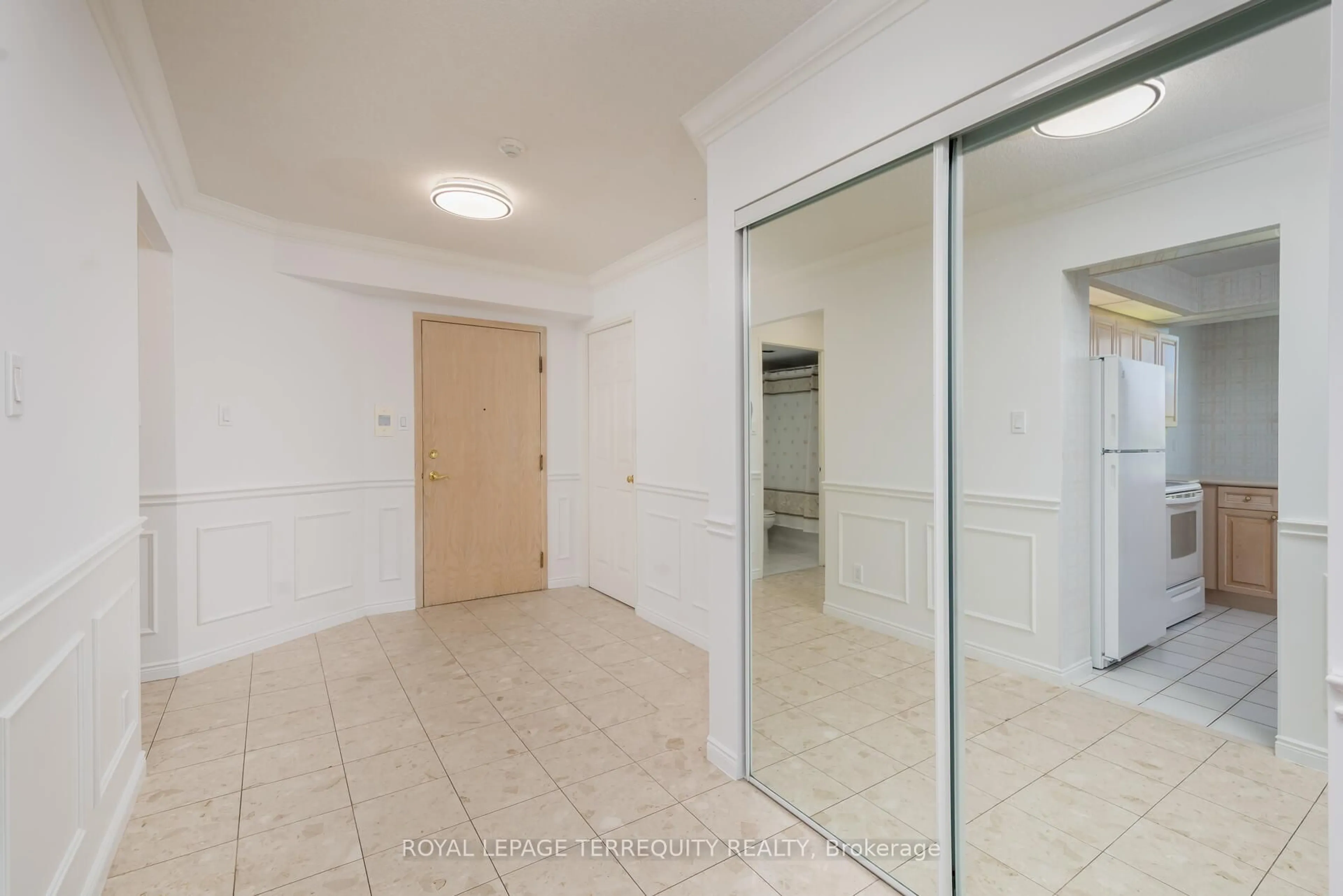 Indoor foyer for 10 Guildwood Pkwy #629, Toronto Ontario M1E 5B6