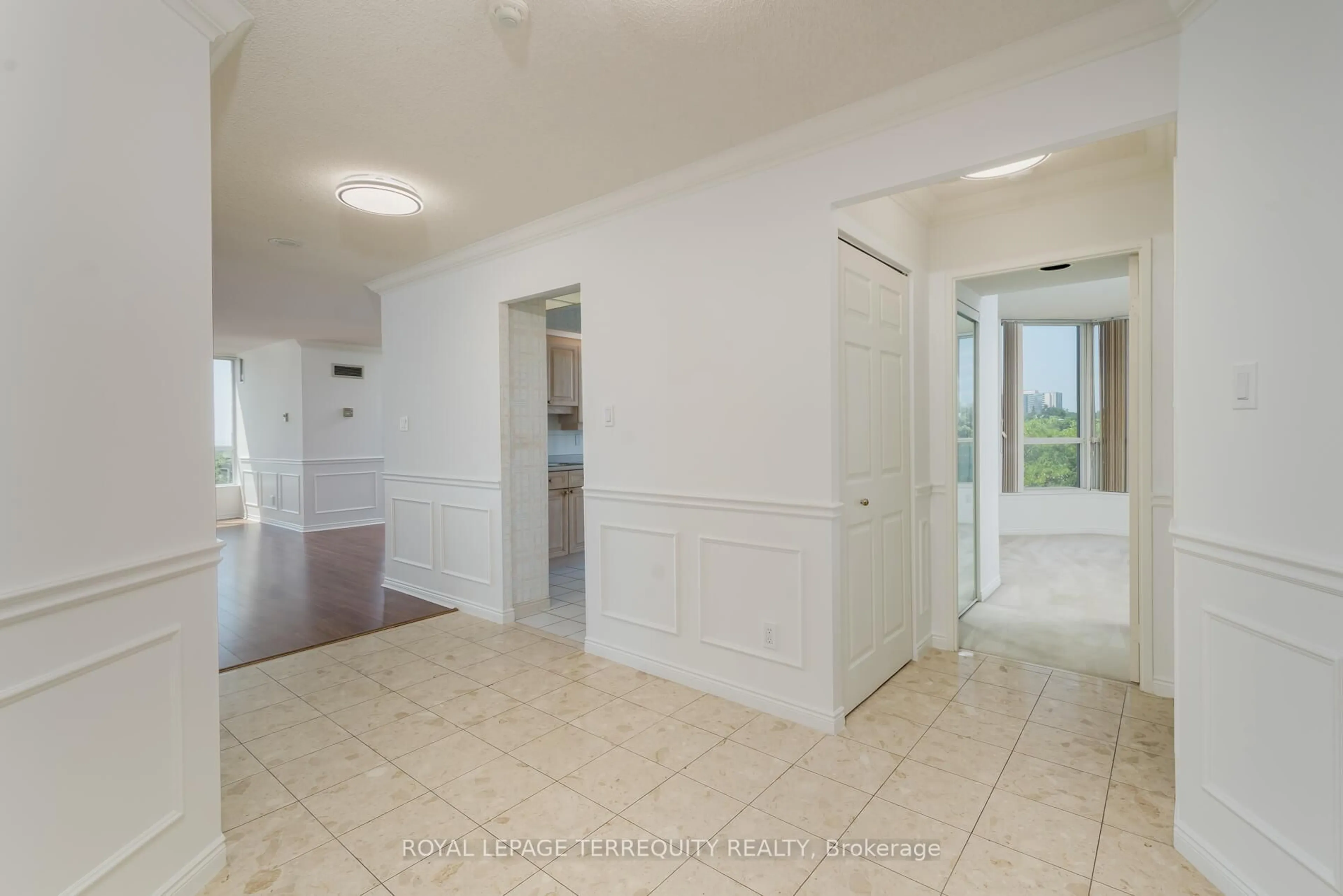 Indoor foyer for 10 Guildwood Pkwy #629, Toronto Ontario M1E 5B6