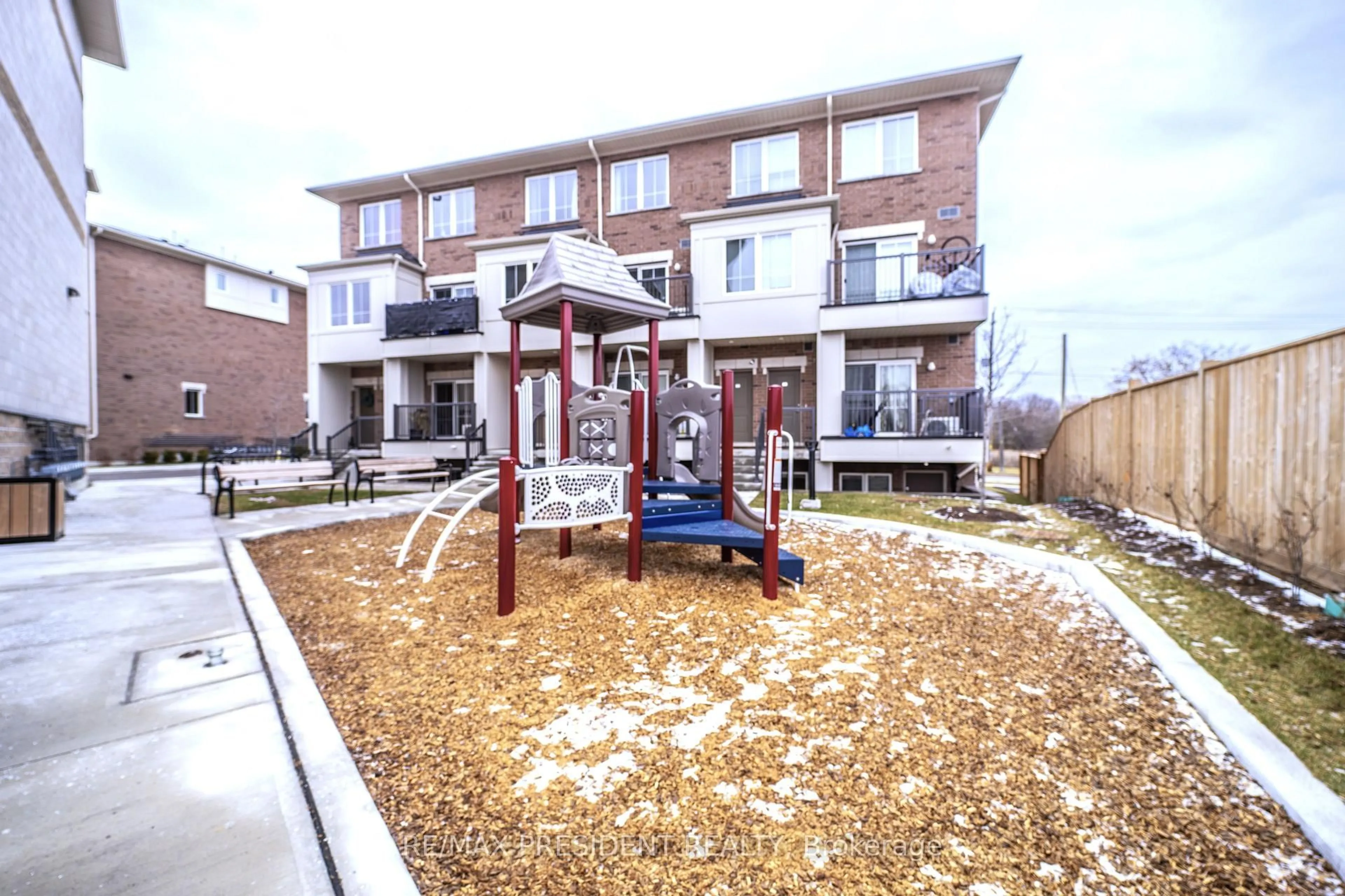 Patio, building for 480 Beresford Path #17, Oshawa Ontario L1H 0B2