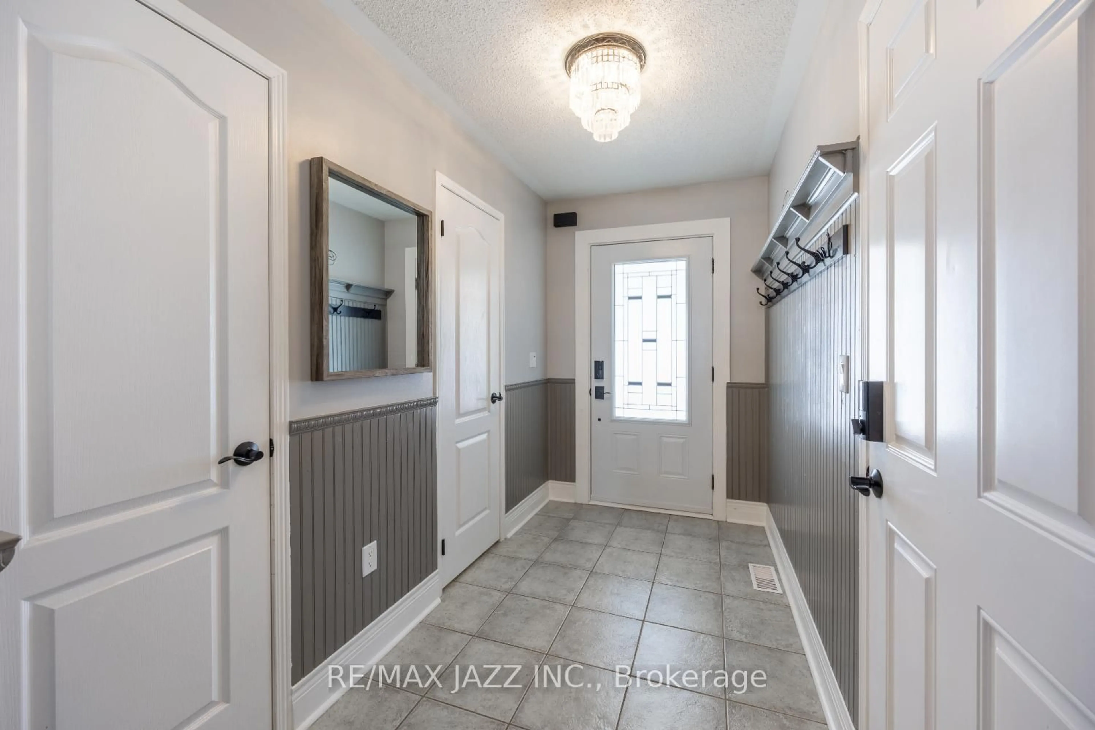 Indoor entryway for 50 Honeyman Dr, Clarington Ontario L1C 0J1