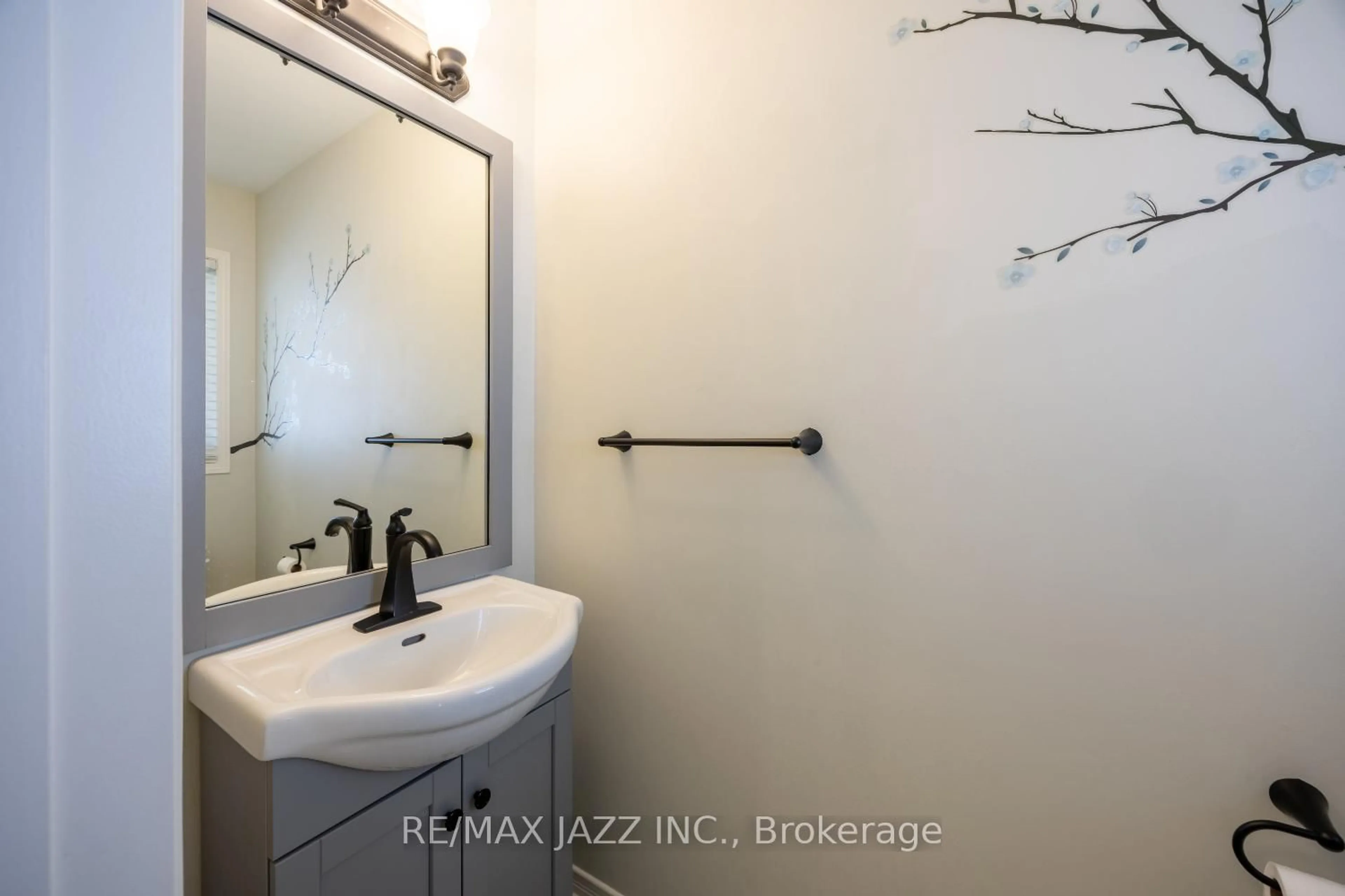 Standard bathroom, ceramic/tile floor for 50 Honeyman Dr, Clarington Ontario L1C 0J1