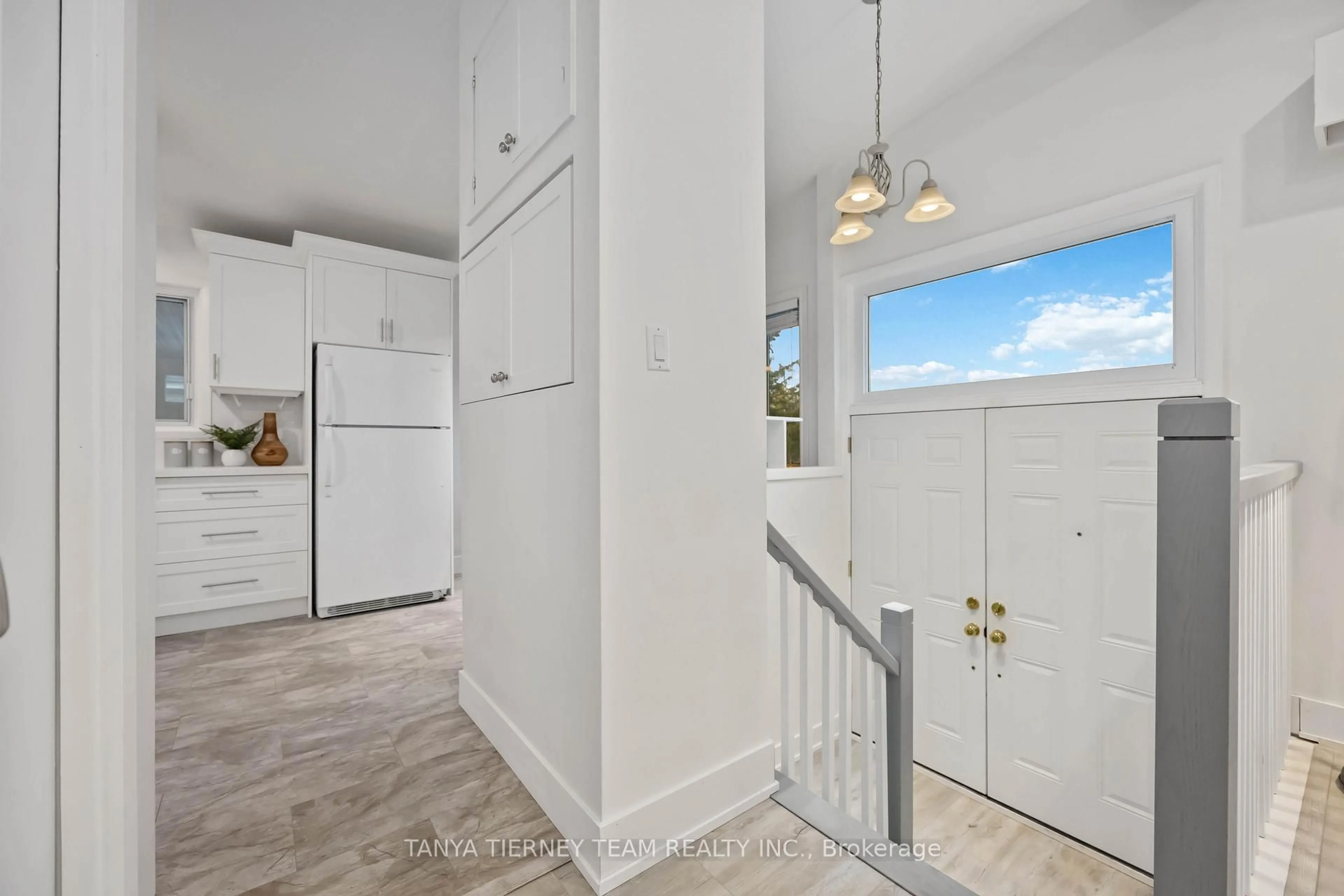 Indoor entryway for 929 Masson St, Oshawa Ontario L1G 5B3