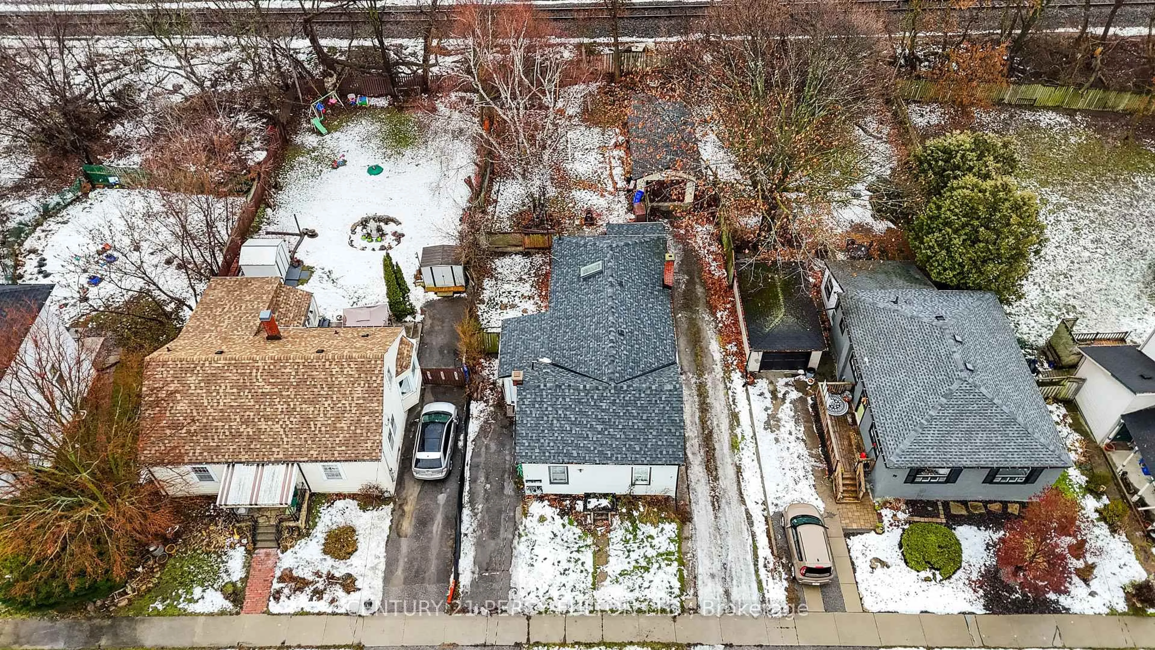 A pic from outside/outdoor area/front of a property/back of a property/a pic from drone, city buildings view from balcony for 75 Avenue St #1-2, Oshawa Ontario L1H 2V1