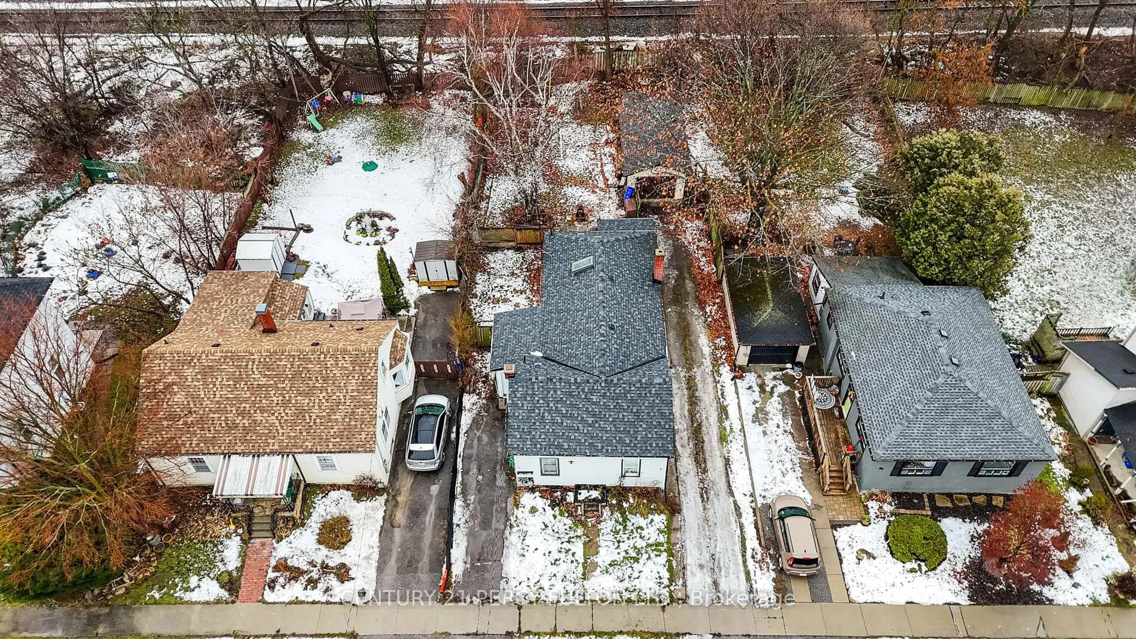 A pic from outside/outdoor area/front of a property/back of a property/a pic from drone, city buildings view from balcony for 75 Avenue St #1-2, Oshawa Ontario L1H 2V1