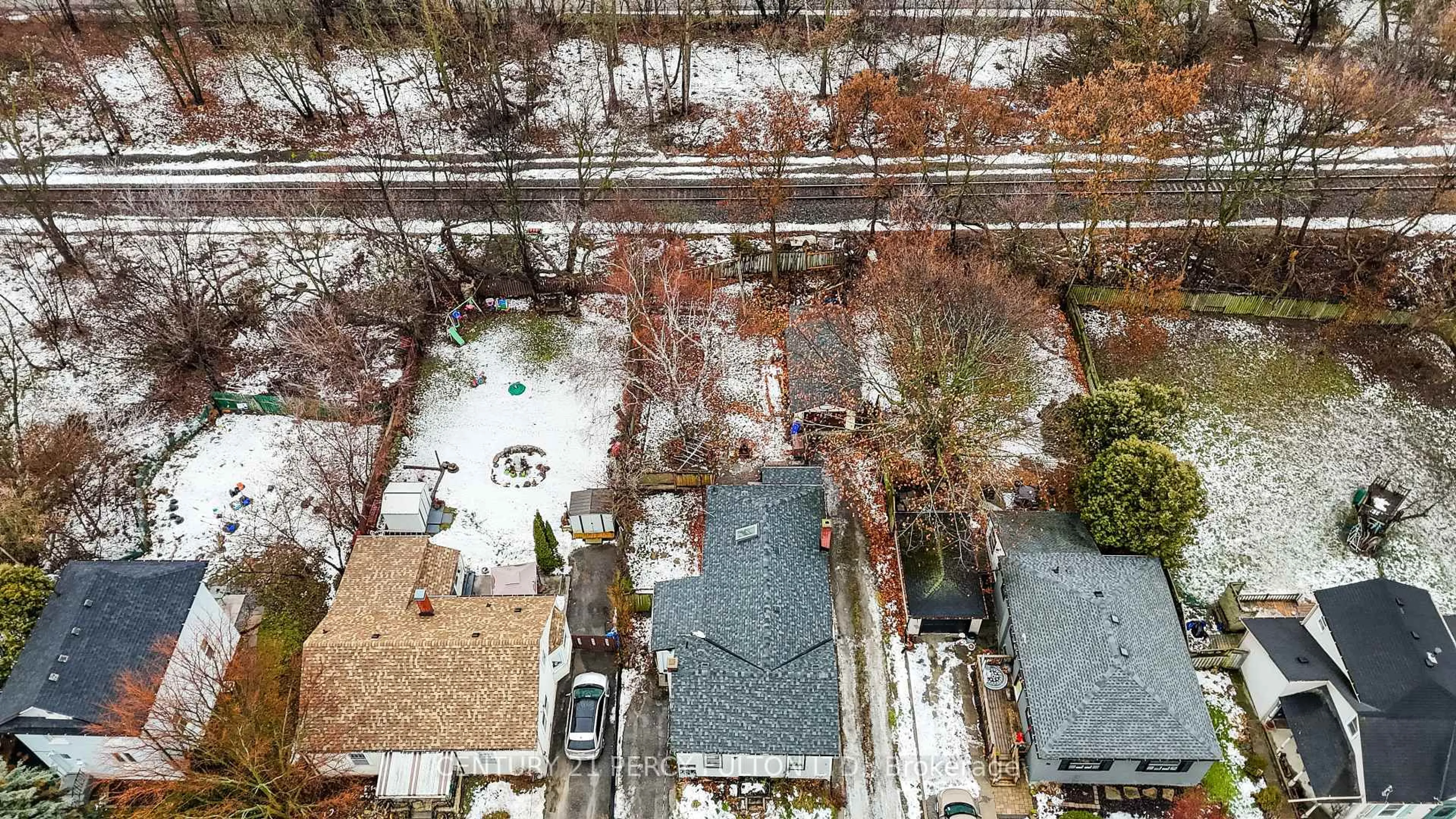 A pic from outside/outdoor area/front of a property/back of a property/a pic from drone, street for 75 Avenue St #1-2, Oshawa Ontario L1H 2V1