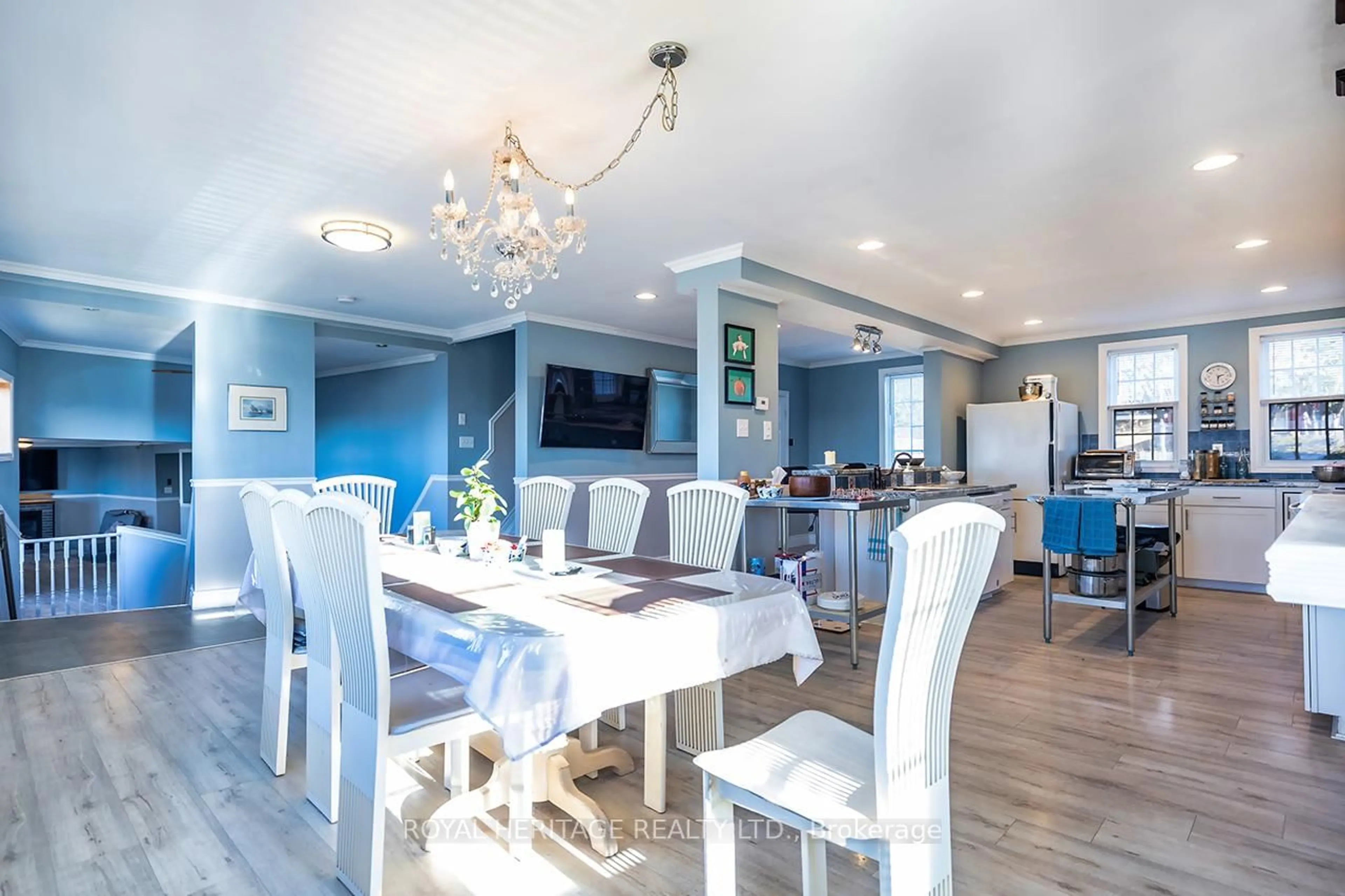 Dining room, wood/laminate floor for 64 Cedar Grove Dr, Scugog Ontario L0B 1E0