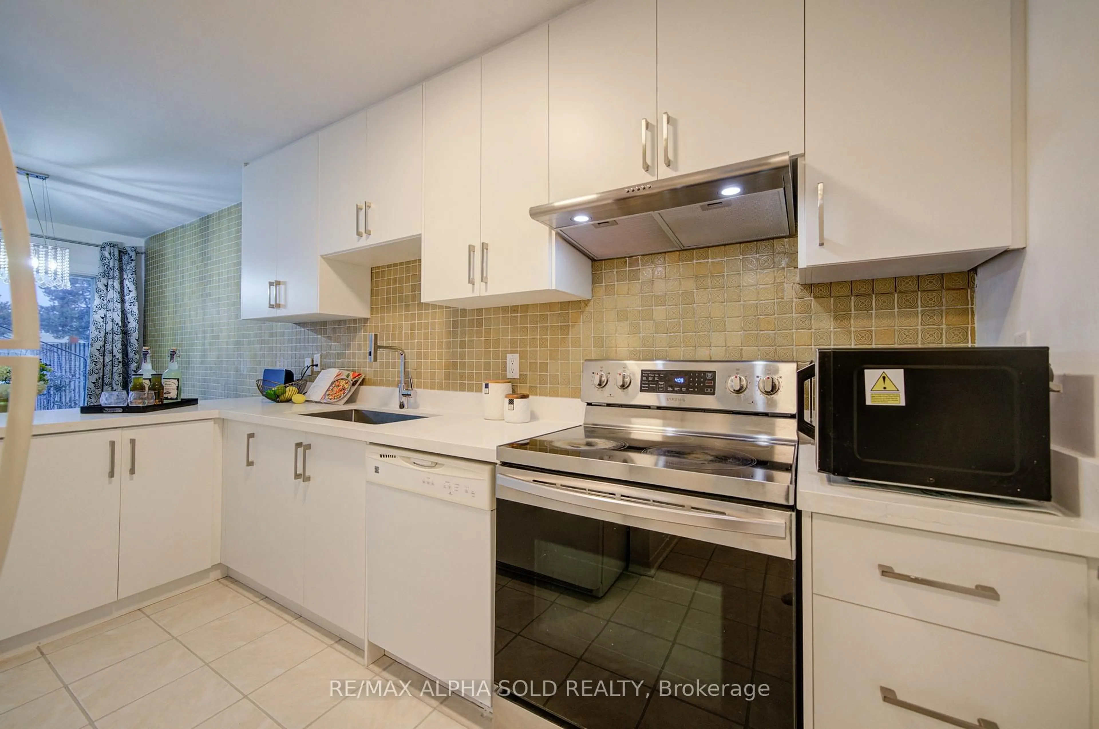 Standard kitchen, ceramic/tile floor for 2800 Midland Ave #36, Toronto Ontario M1S 3K7