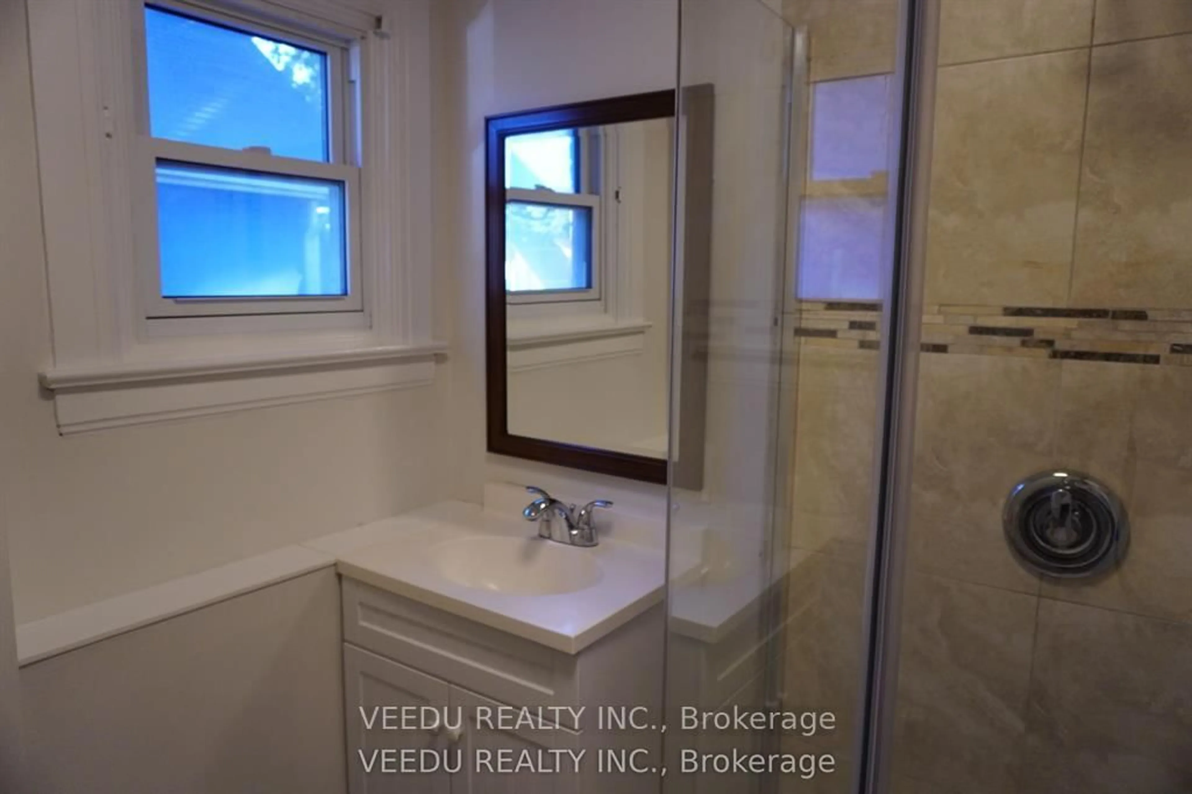 Standard bathroom, ceramic/tile floor for 42 Ritson Rd, Oshawa Ontario L1H 5G9