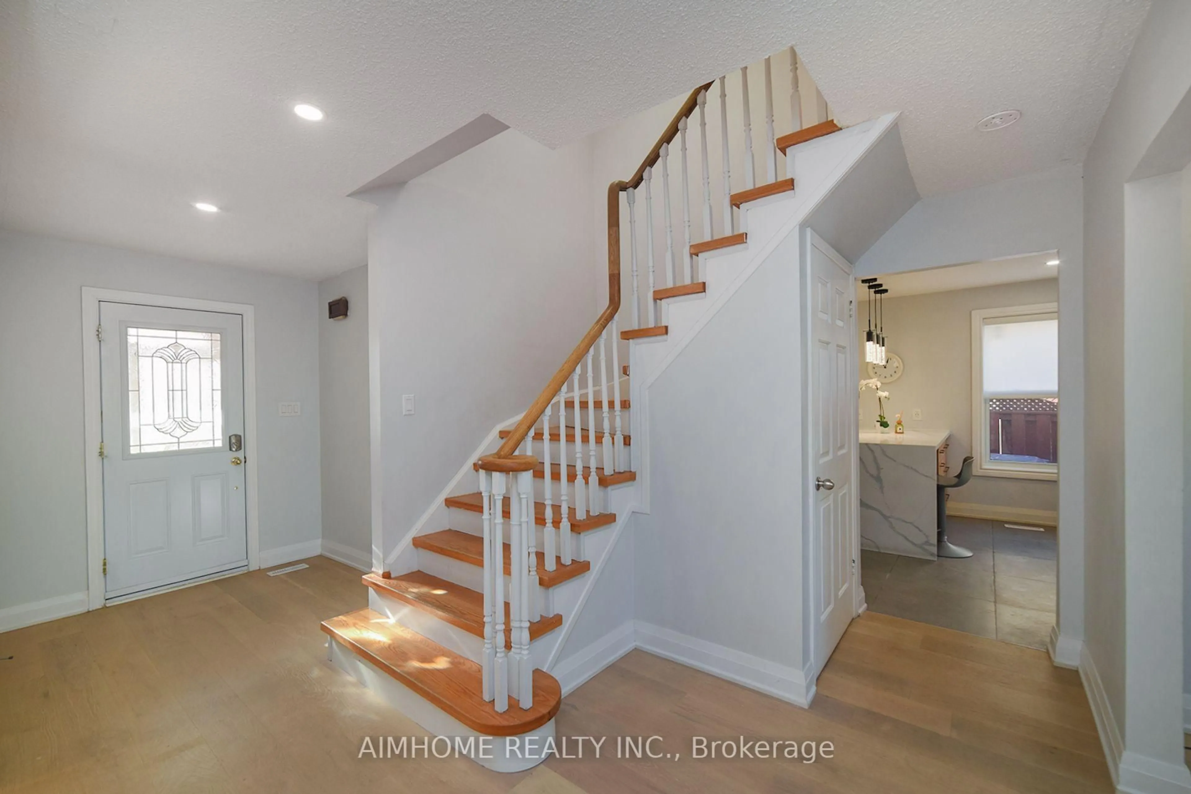 Indoor entryway for 28 Longbow Sq, Toronto Ontario M1W 2W7