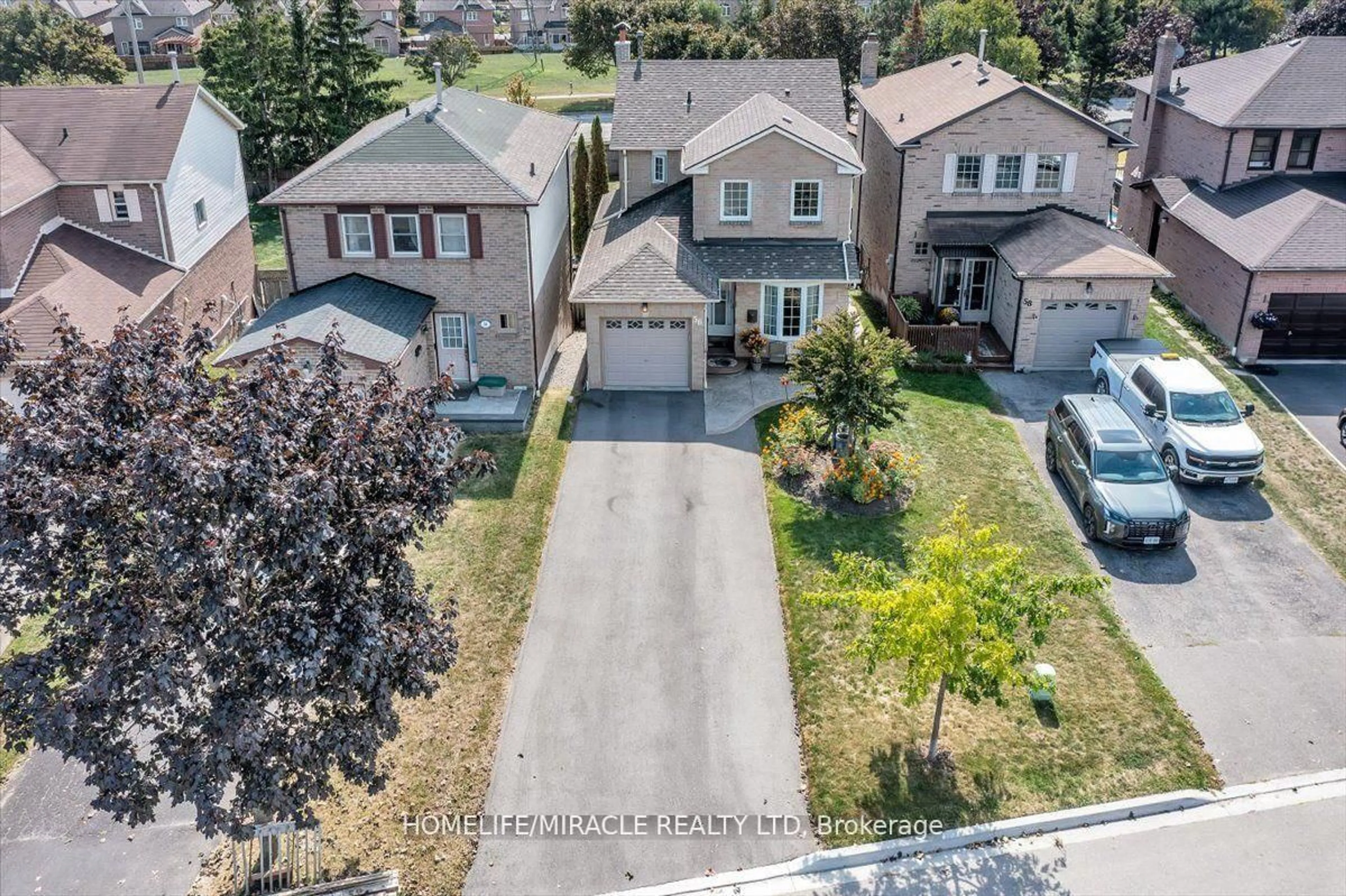 A pic from outside/outdoor area/front of a property/back of a property/a pic from drone, street for 56 Fairmeadow Pl, Whitby Ontario L1N 8W4