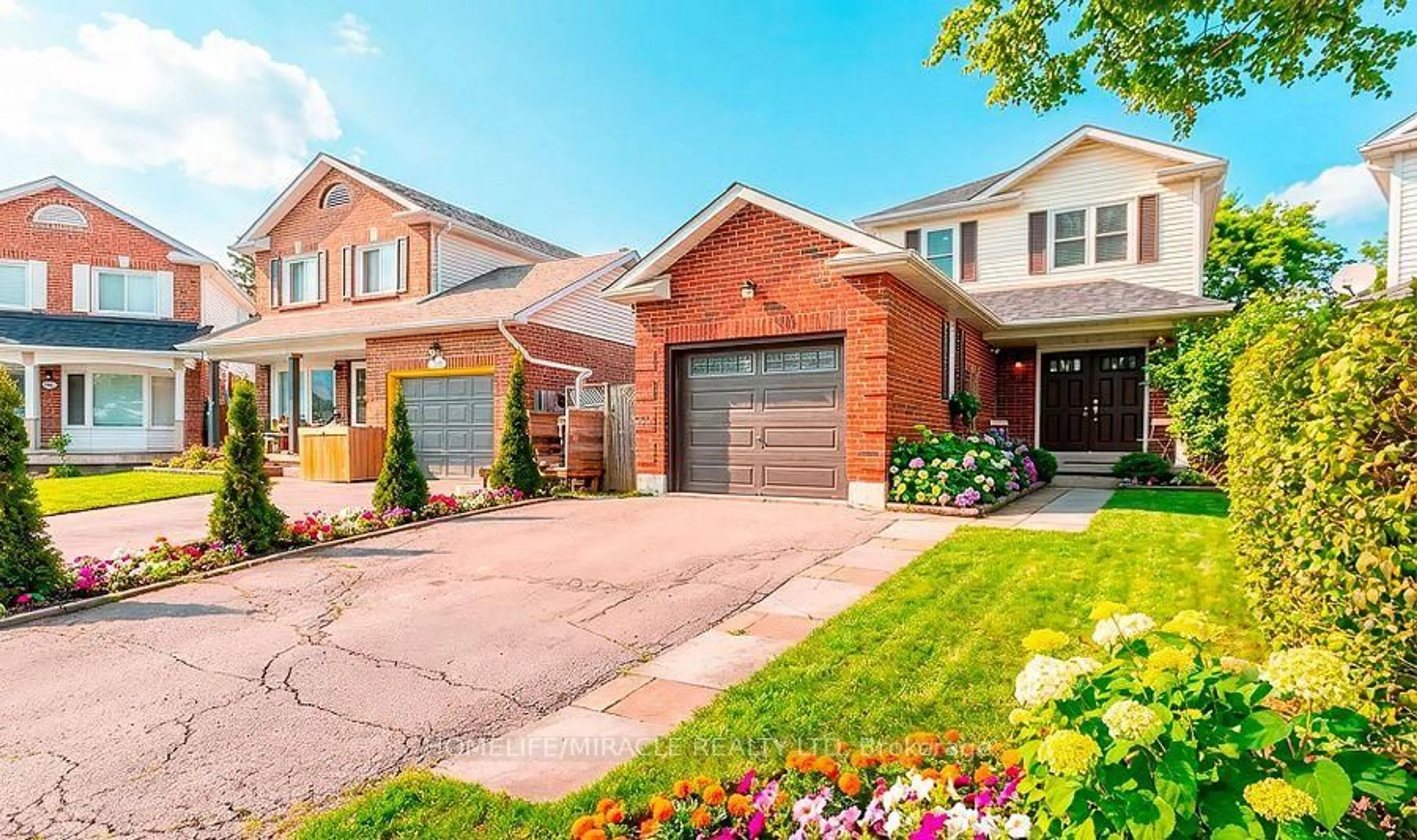 Home with brick exterior material, street for 33 Mossgrove Crt, Clarington Ontario L1E 1P3