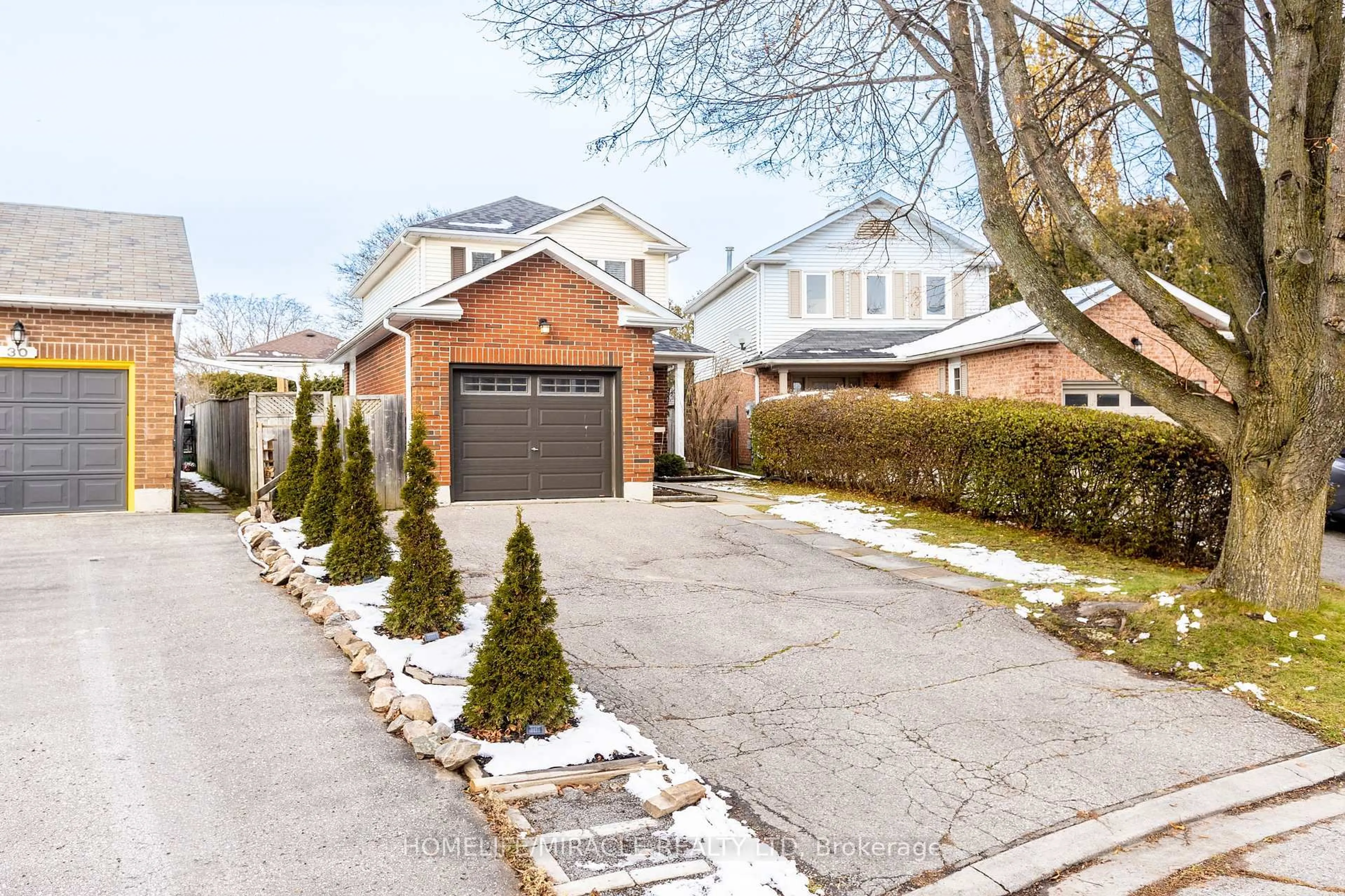 Home with brick exterior material, street for 33 Mossgrove Crt, Clarington Ontario L1E 1P3