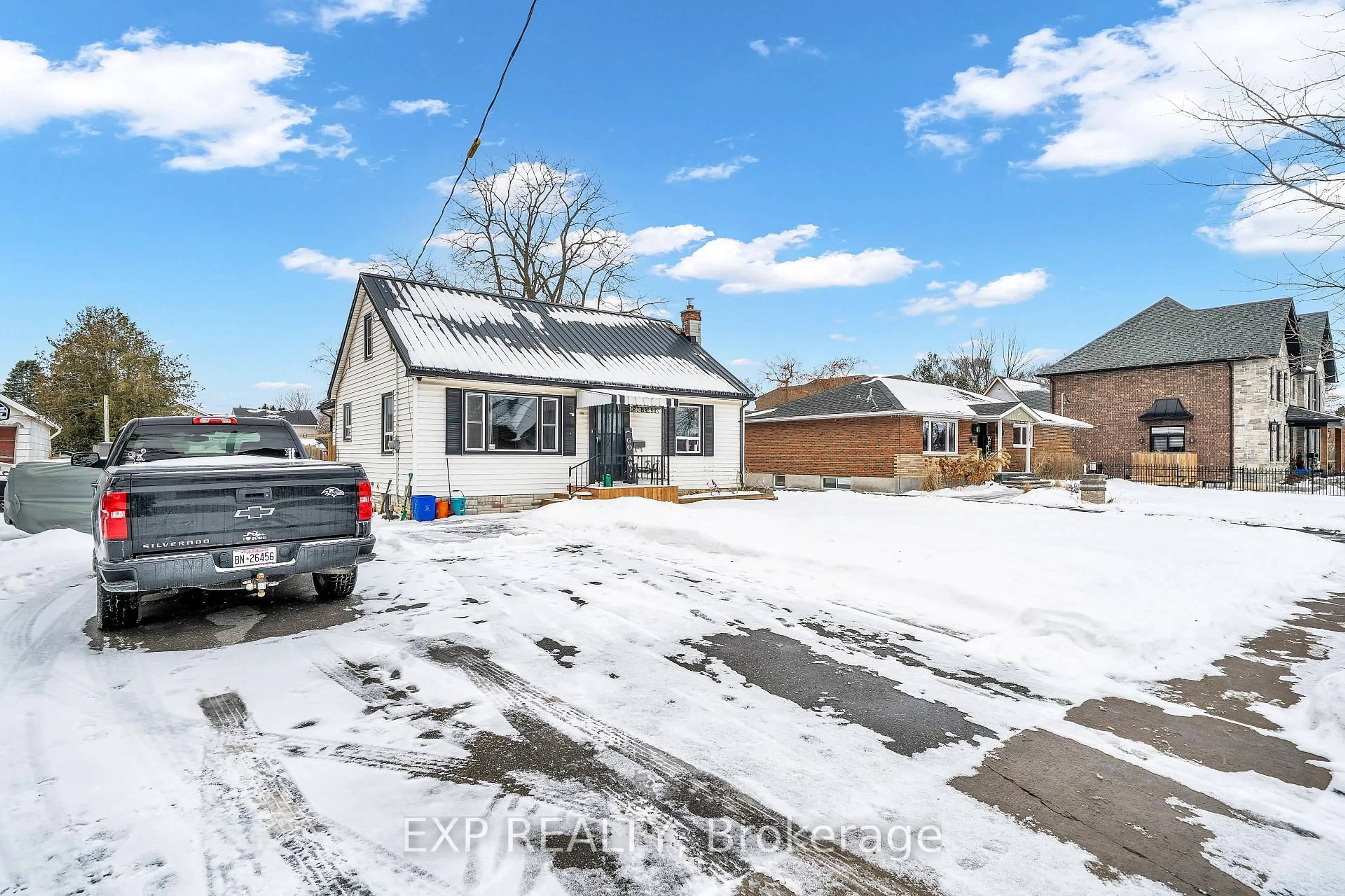A pic from outside/outdoor area/front of a property/back of a property/a pic from drone, street for 116 Duke St, Clarington Ontario L1C 2W2