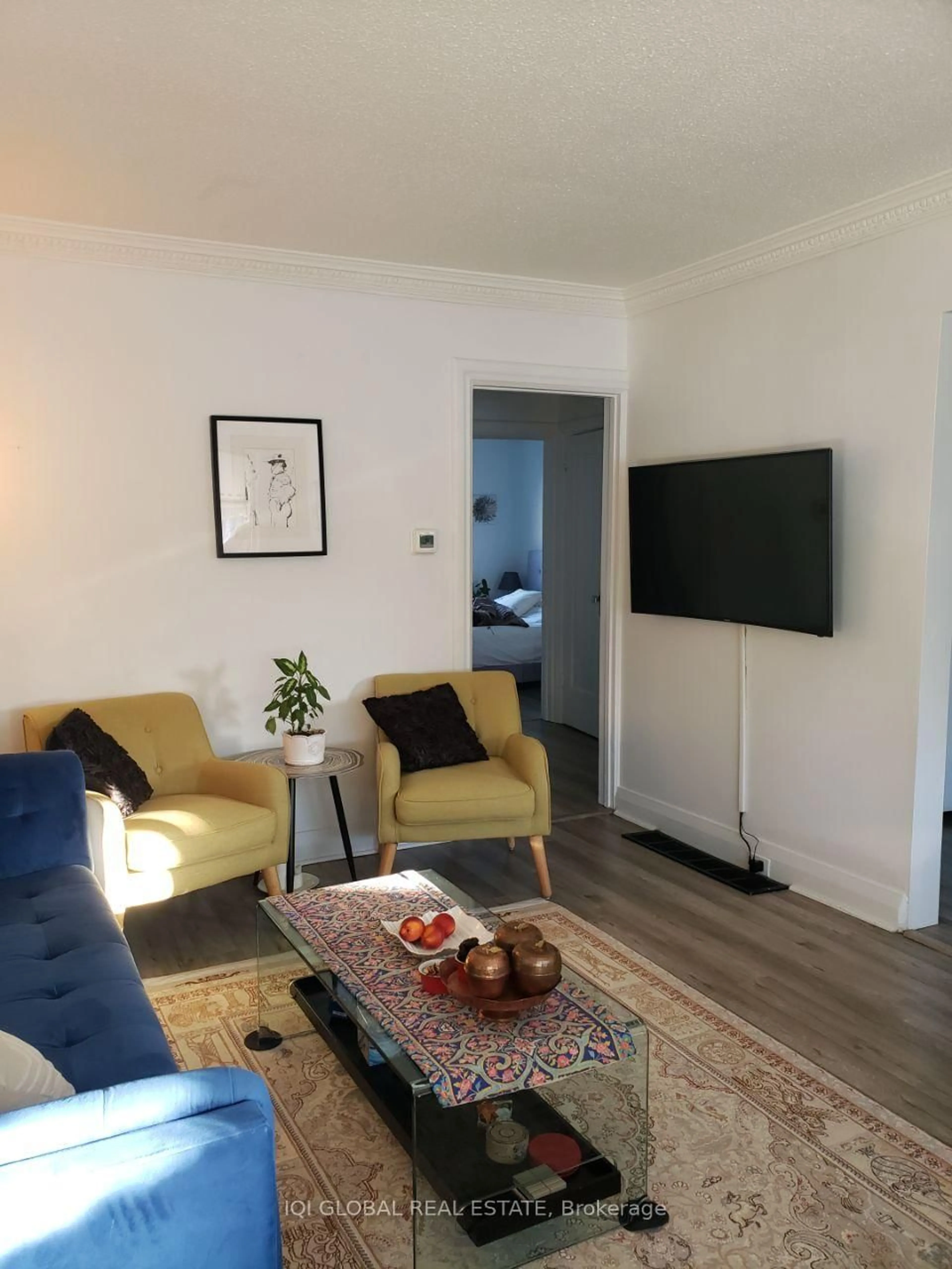 Living room with furniture, wood/laminate floor for 50 Woodville Ave, Toronto Ontario M4K 2J6