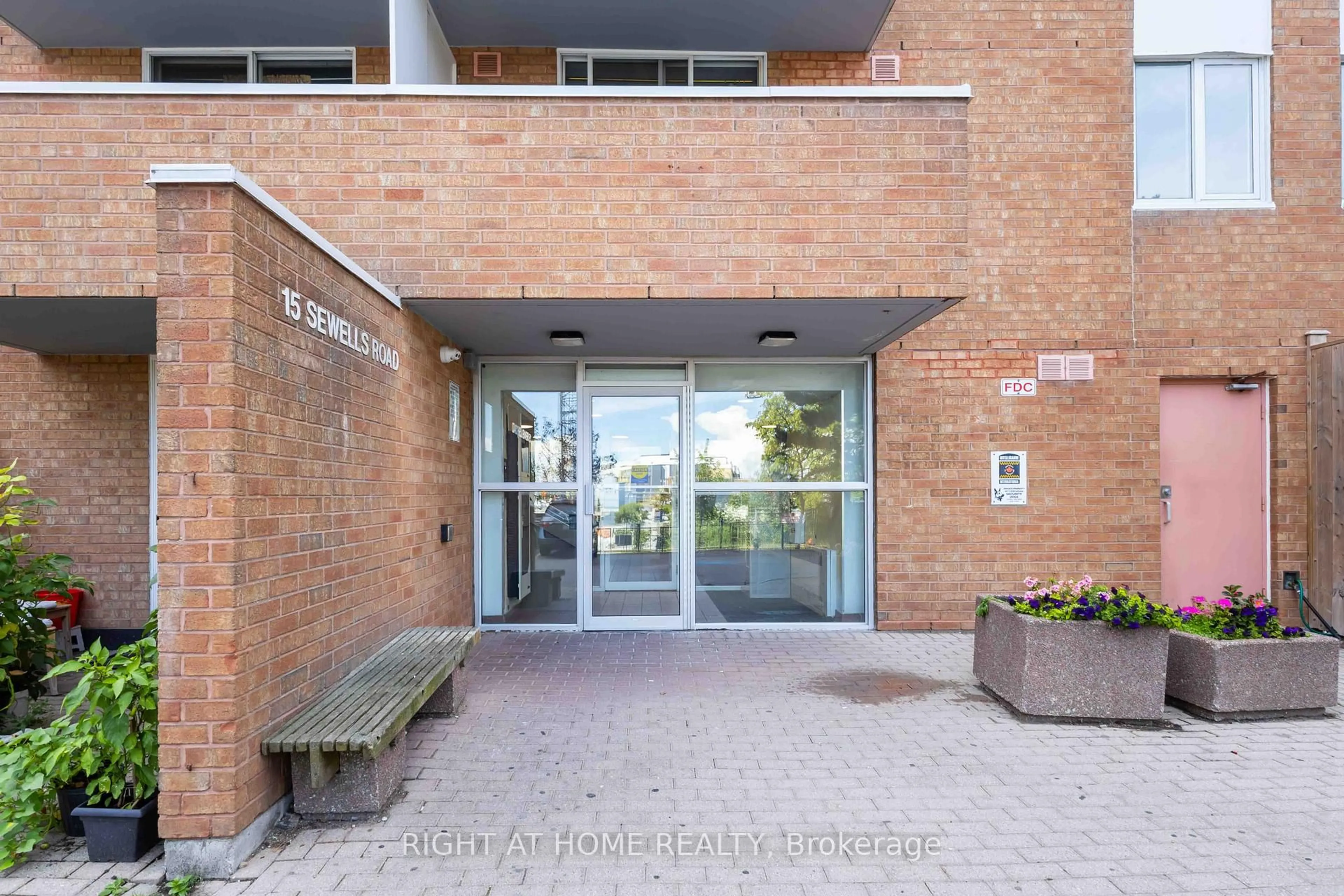 Indoor foyer for 15 Sewells Rd #401, Toronto Ontario M1B 3V7